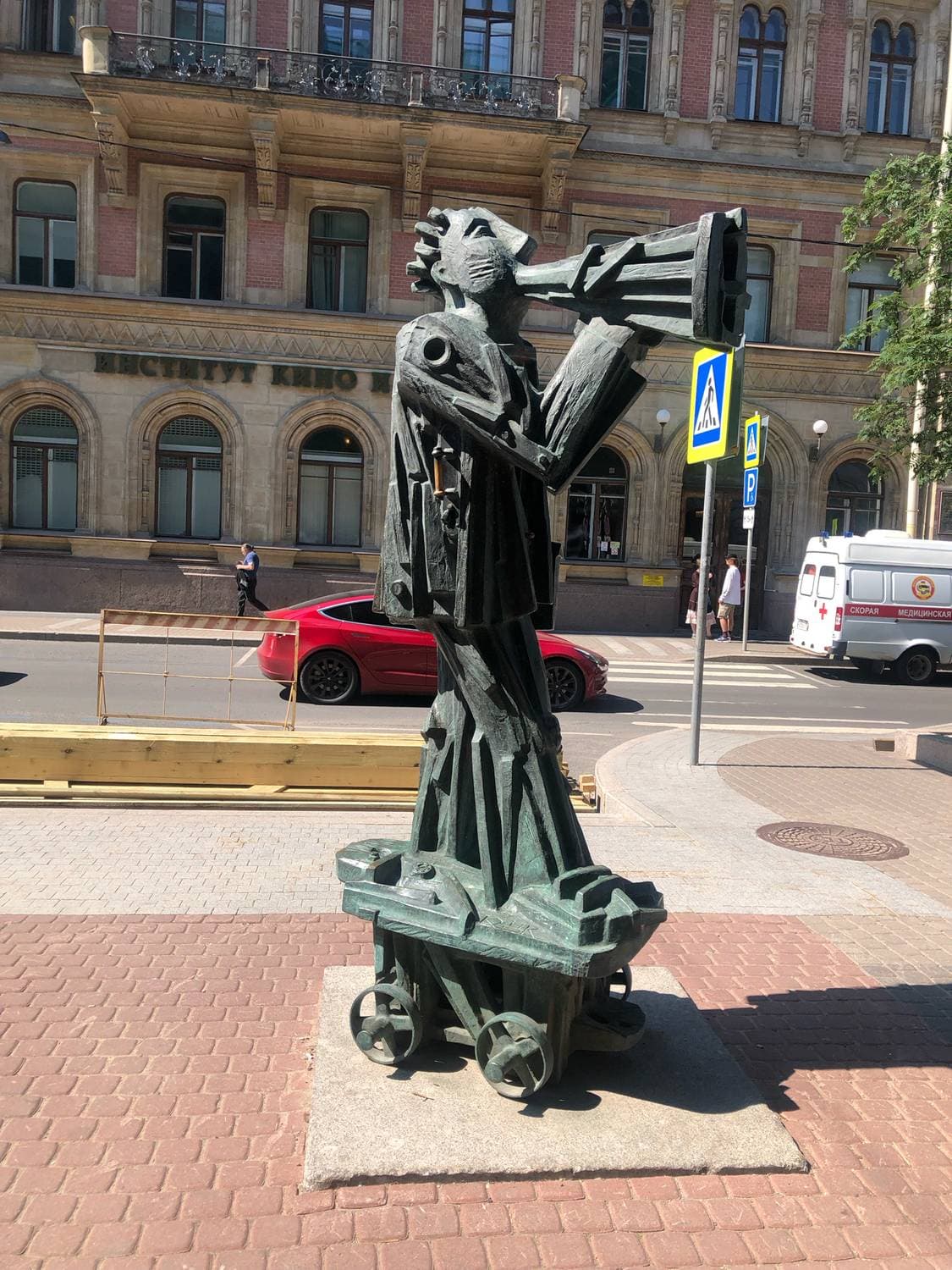 Памятник Волшебник Изумрудного города