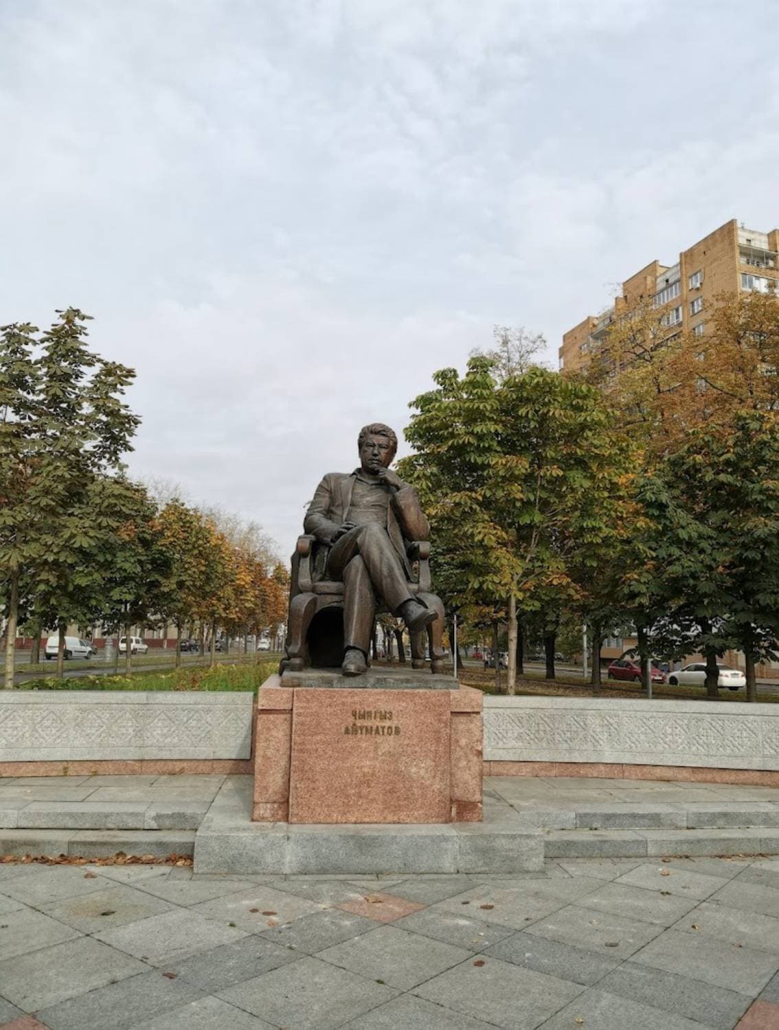Памятник Чингизу Айтматову