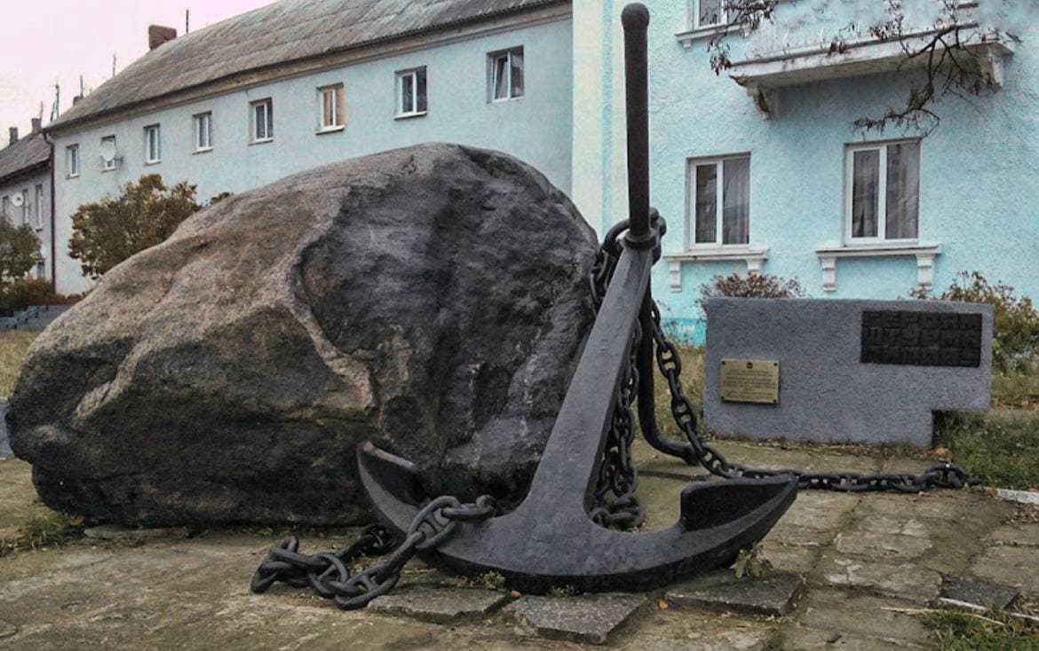 Мемориальный камень в память о героях штурма Пилла