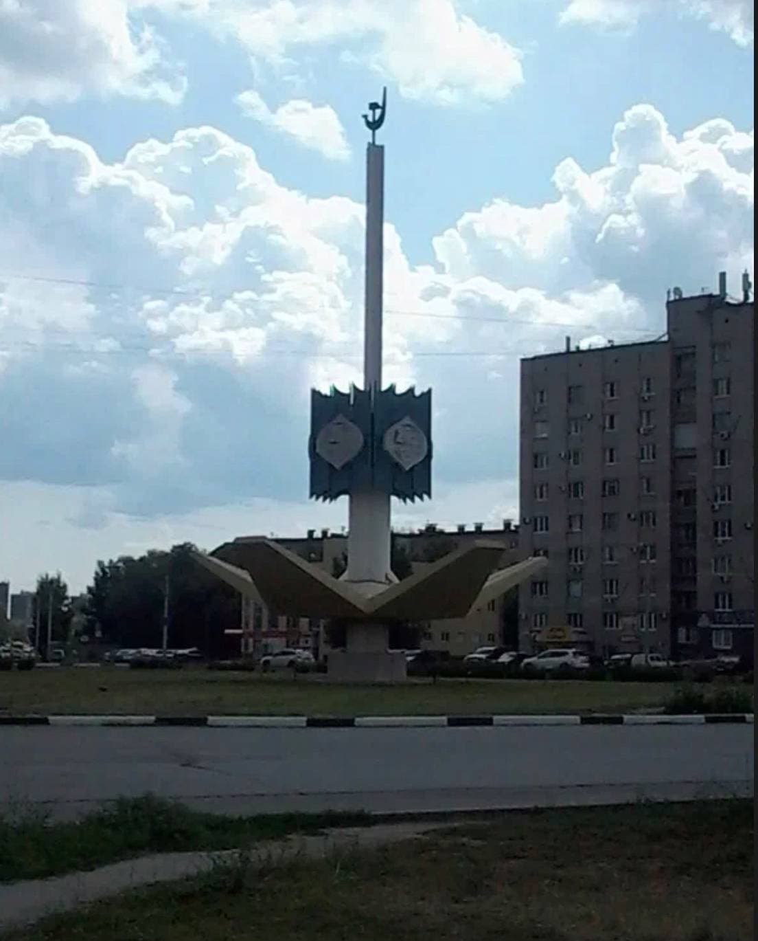 Памятник 25 лет Волжскому