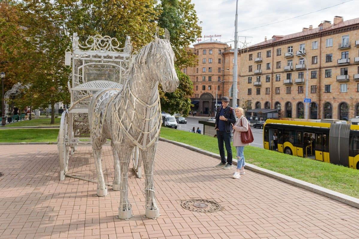 Лошадь с каретой
