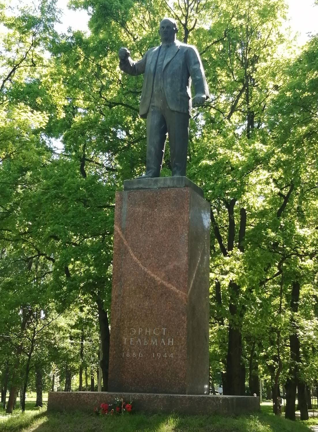 Памятник Э. Тельману