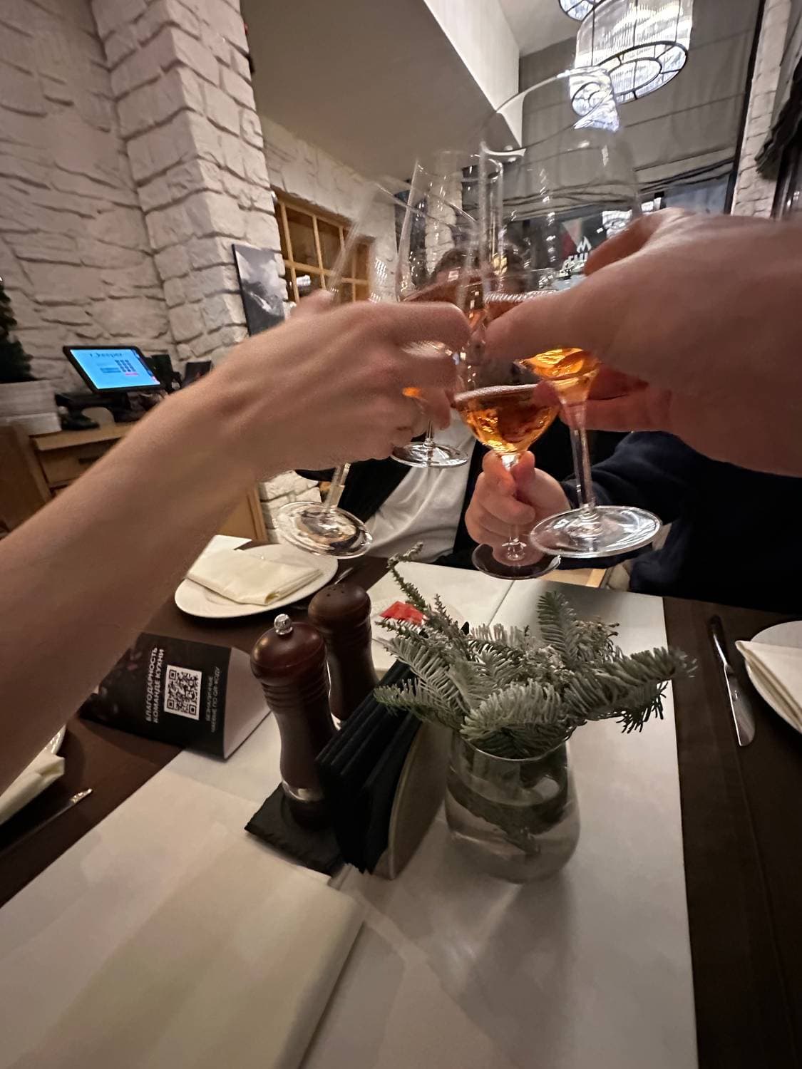 Пьем безалкоголньное вино за 6000 рублей бутылка, по вкусу, как виноградный сок из дешевого пакетика.)