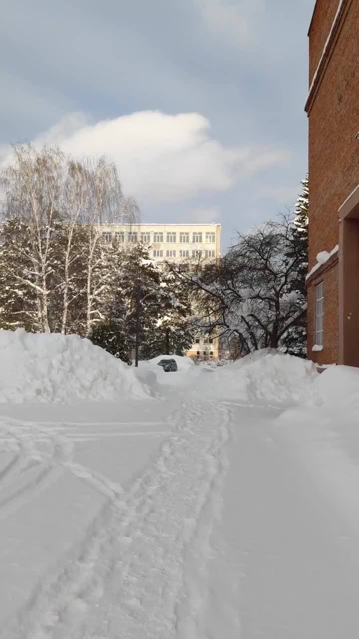 Вчера на работе с  самого утра 
звучали на всей территории песенки прошлых лет 🙂 
Завод отмечал свои 84 годика 🎉