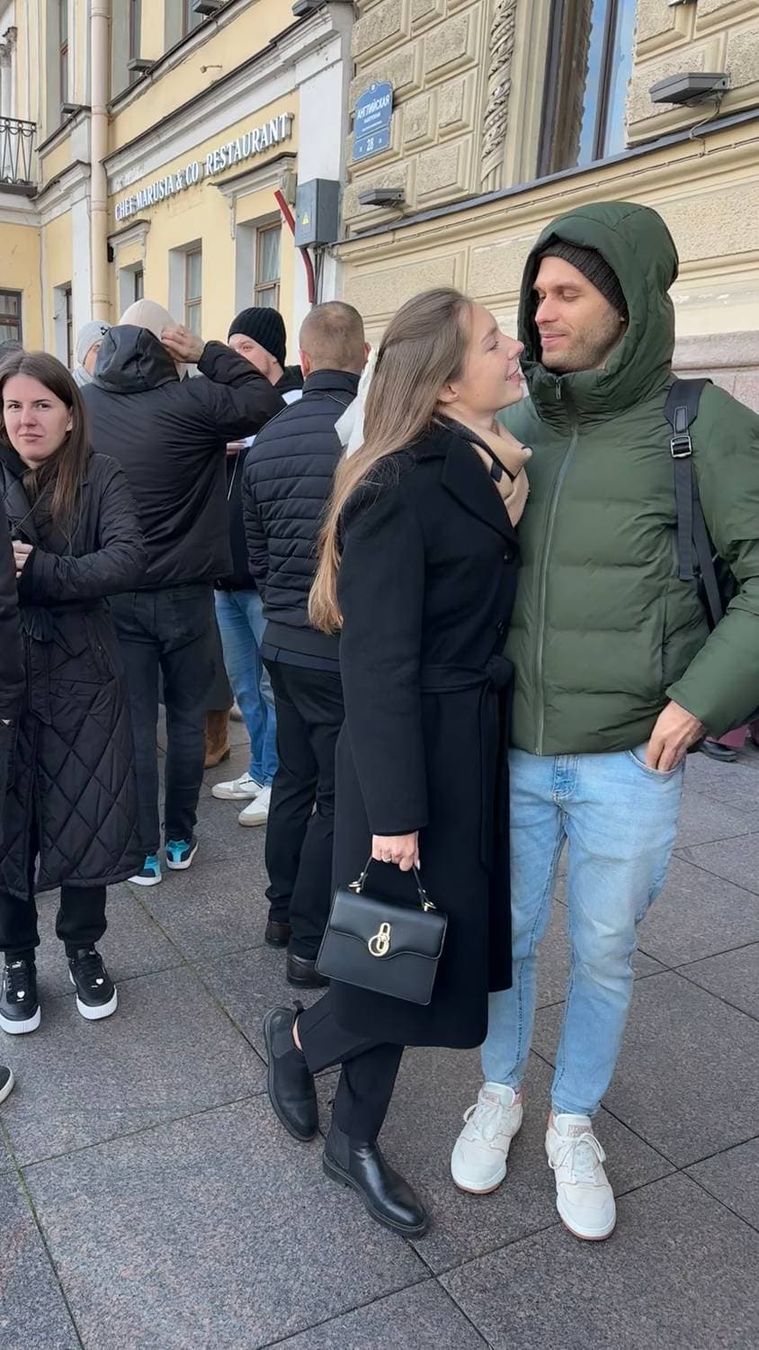 С 7 утра в очереди в самый красивый загс ☺️ мы были 45ые, взяли и дату и время нужное 🔥 на часах 13:14, едем домой