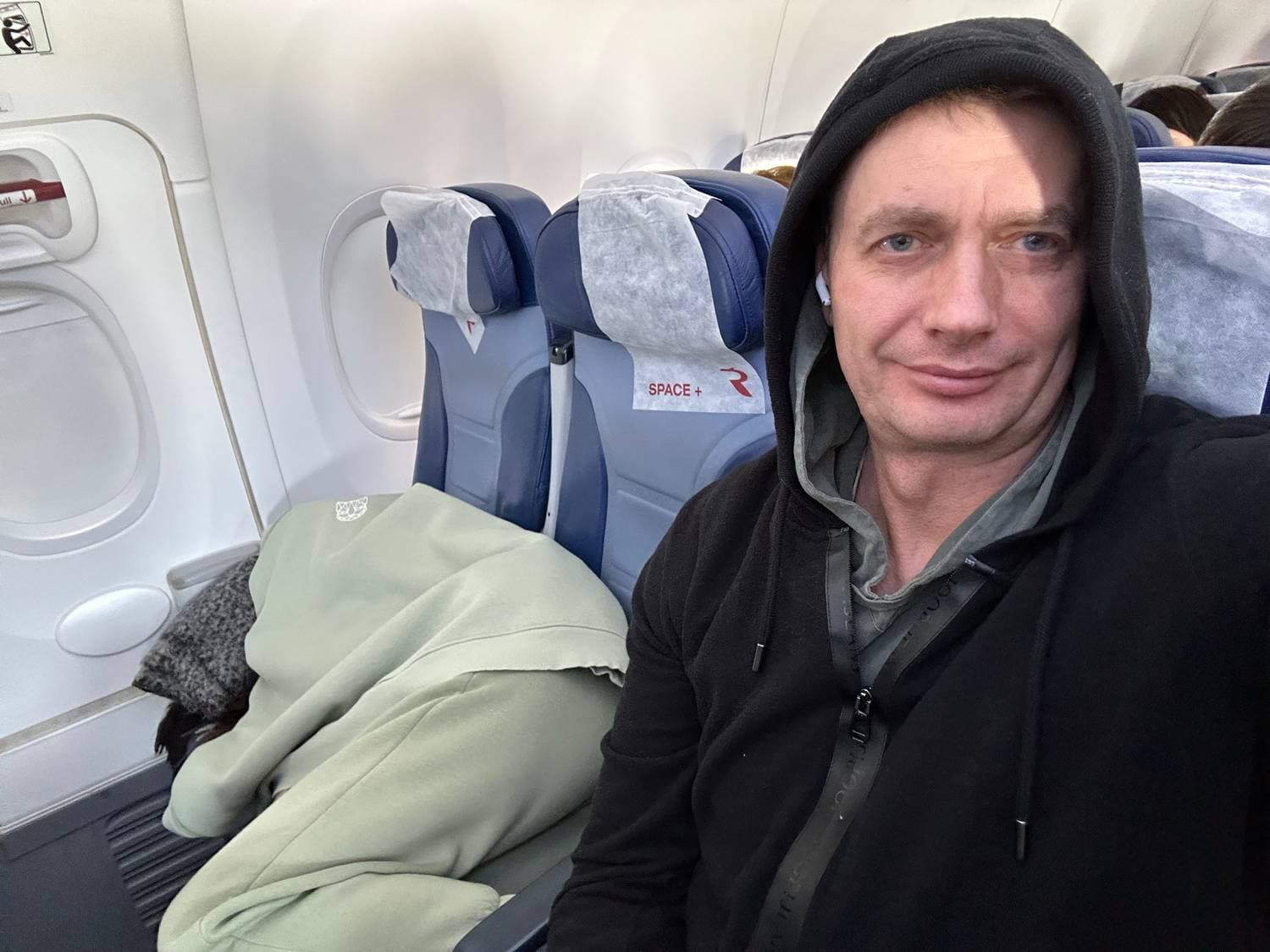 Добирались 9 часов, в 7 выехали и только в 16:00 были в отеле, но зато летели лежа.) Вся Роза в пробке стоит.)
