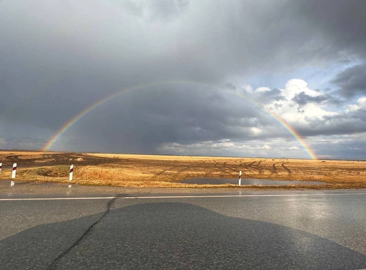 🌈Вчера жители Курьинского района наблюдали такую красоту.
Что-то нереальное 😍