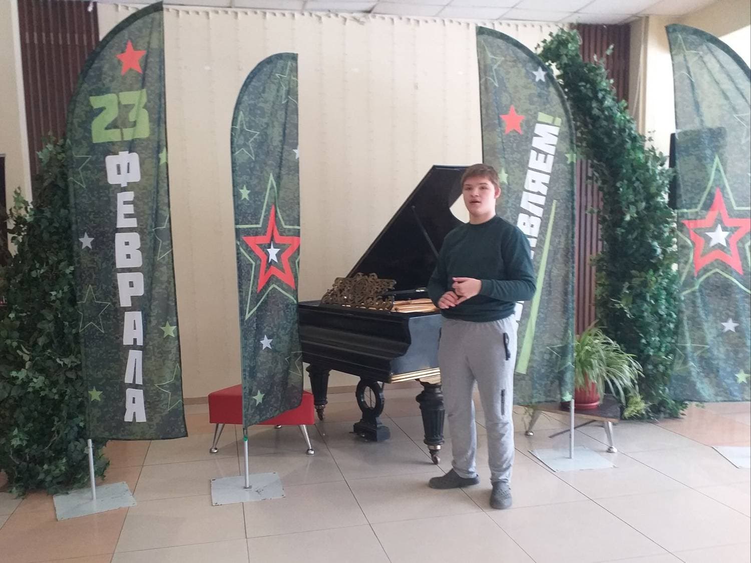 С сыном в доме культуры после его первой репетиции в инклюзивной театральной студии. Под впечатлением первой в жизни и главной театральной роли-репка.