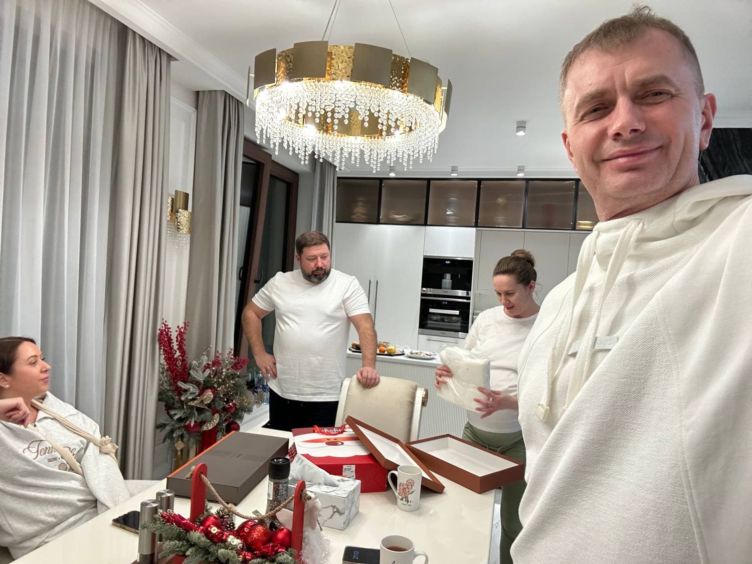 Сегодня все в белом.)