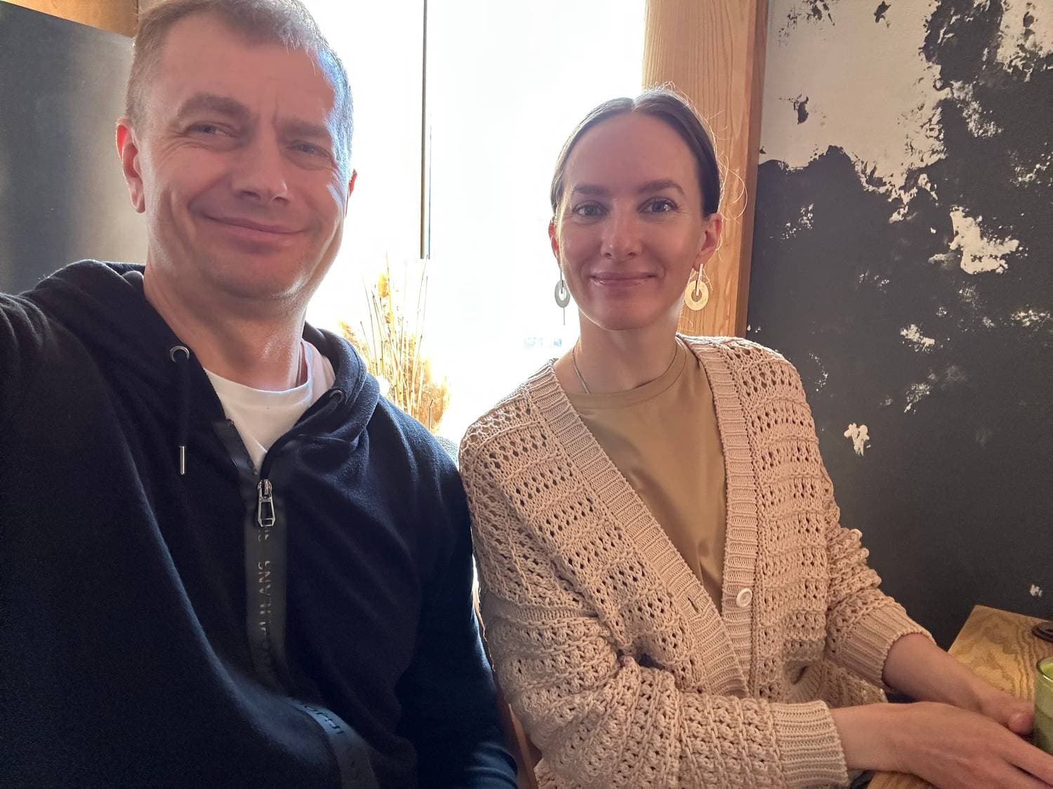 На завтраке.)