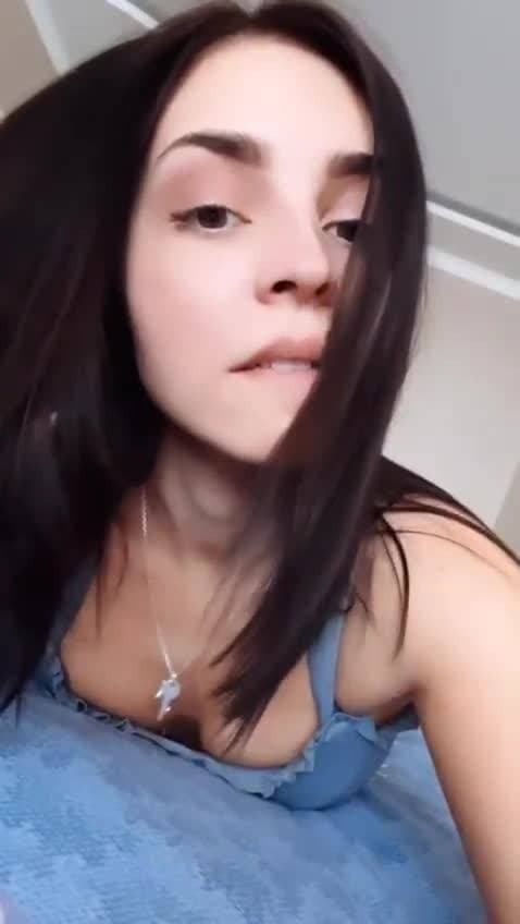 р