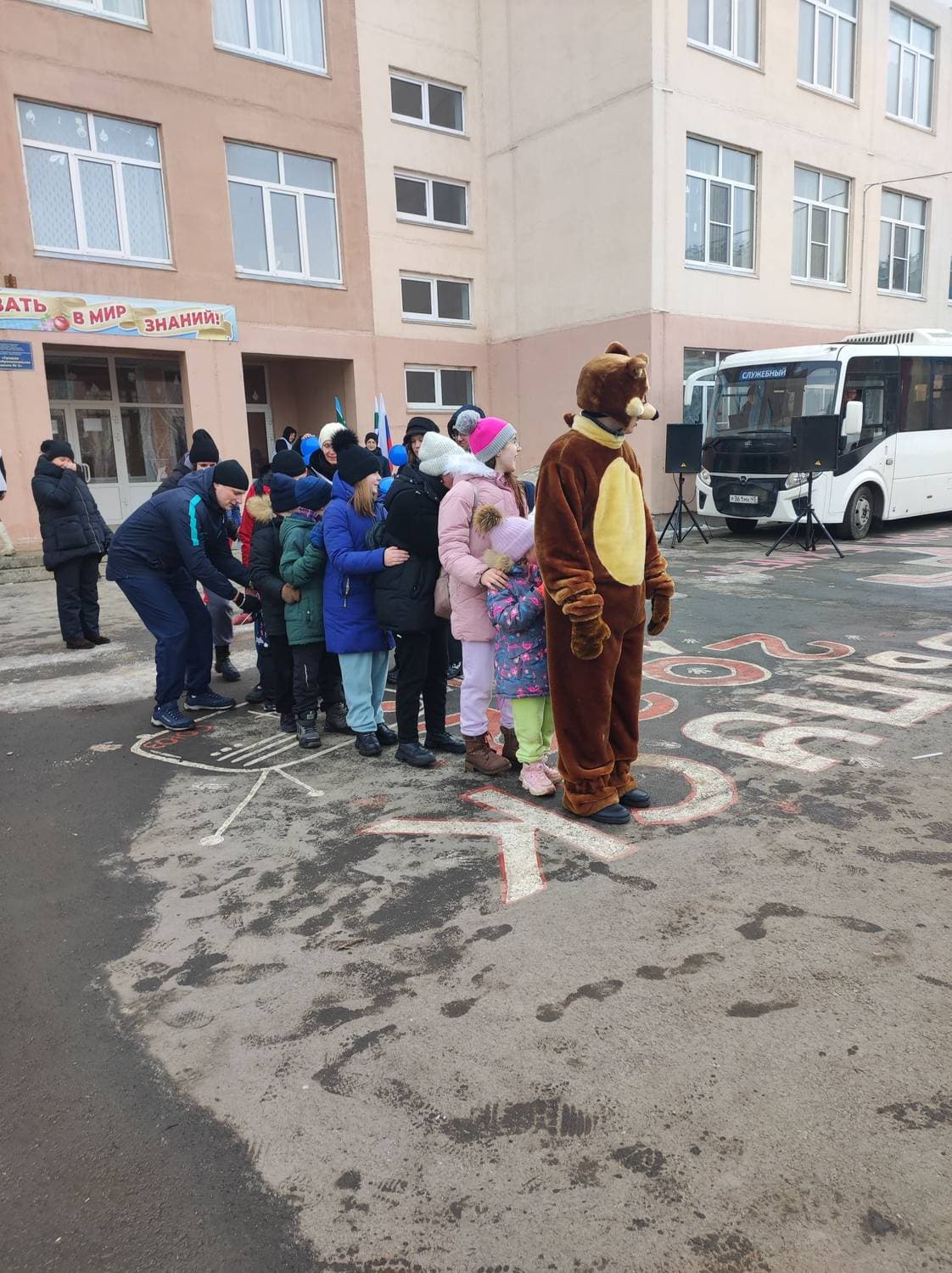 в школьном дворе праздник