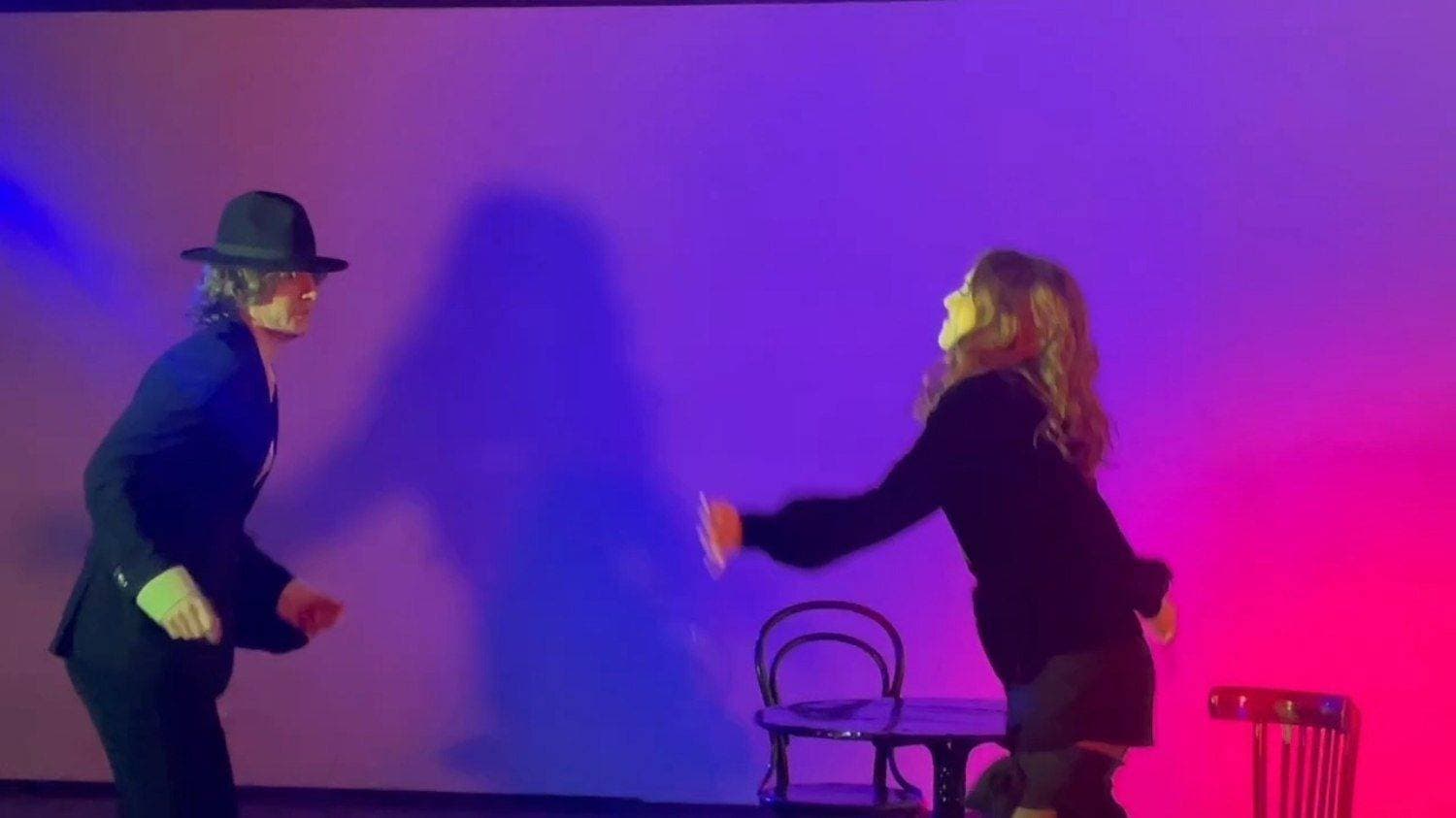 🎭