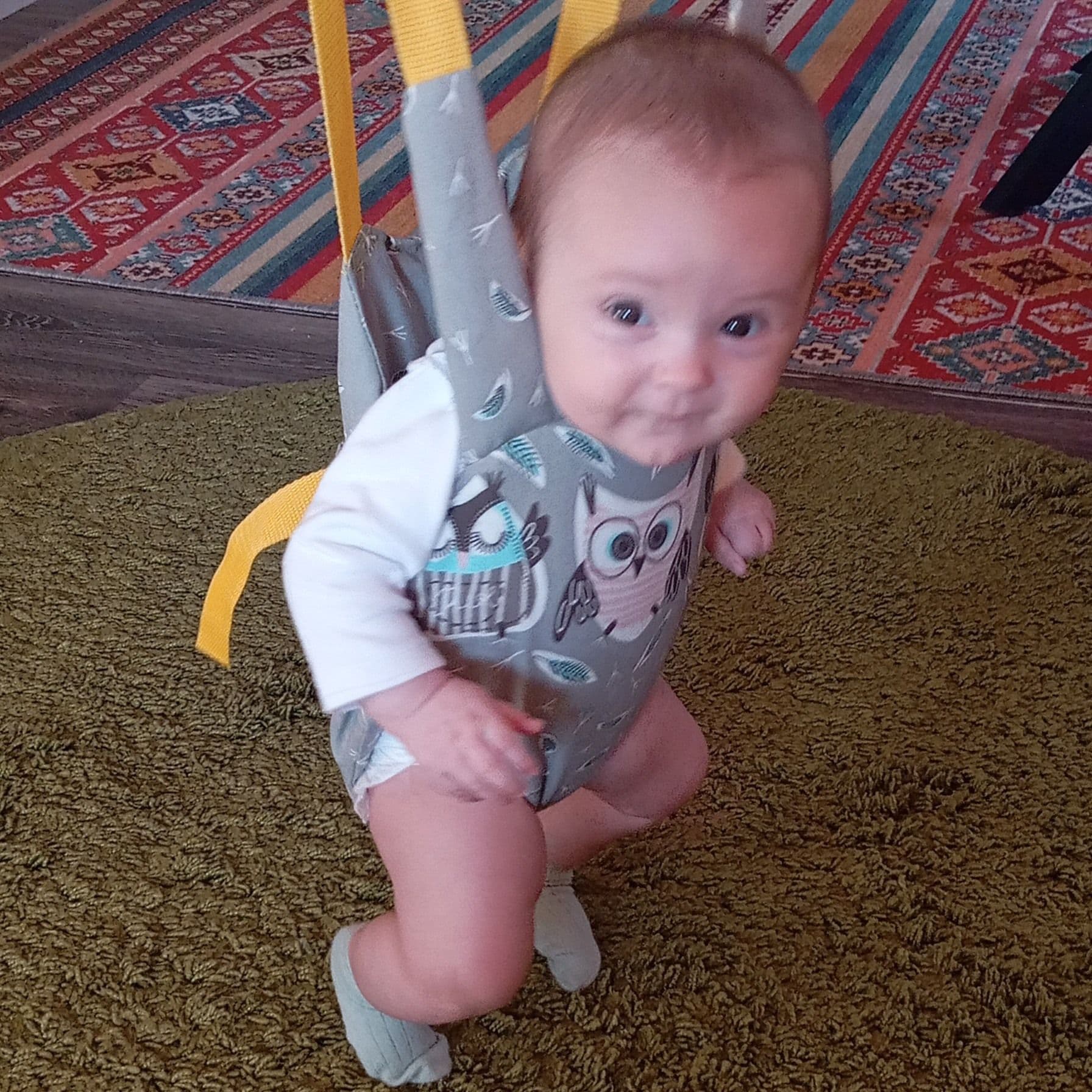 мама купила Лизоньке прыгунки, малышка очень довольна 😍
