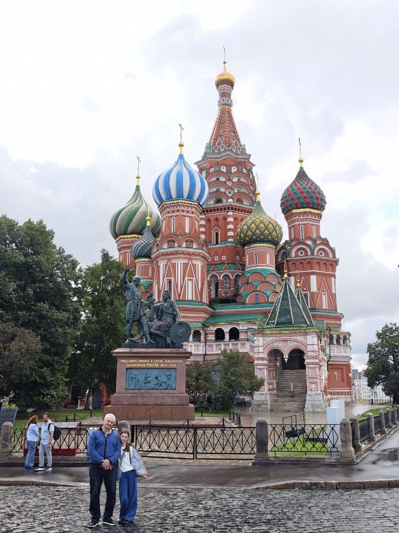 Побывали в Москве по пути до родного Конаково ❤️
Москва невероятно преобразилась, не была 16 лет!
За 1 день прошли по Красной площади (3 раза🤣 погрешности логистики и забытые зонты в камере хранения тому виной) , обошли все окрестности Кремля, заглянули в парк "Зарядье ", любовались панорамой Москвы реки на Парящем мосту, переждали дождь в библиотеке Ленина (дальше буфета с детьми не пускают 🤫), прогулялись по историческому центру, зашли в музей Пушкина ( Бориса поразило обителие "дядей без трусиков", посмеялись от души🤭),  напоследок заглянули в Храм Христа Спасителя. Наш бедный дедушка не чувствовал ног уже к середине прогулки, но переносил все тяготы гуляний достойно 😁