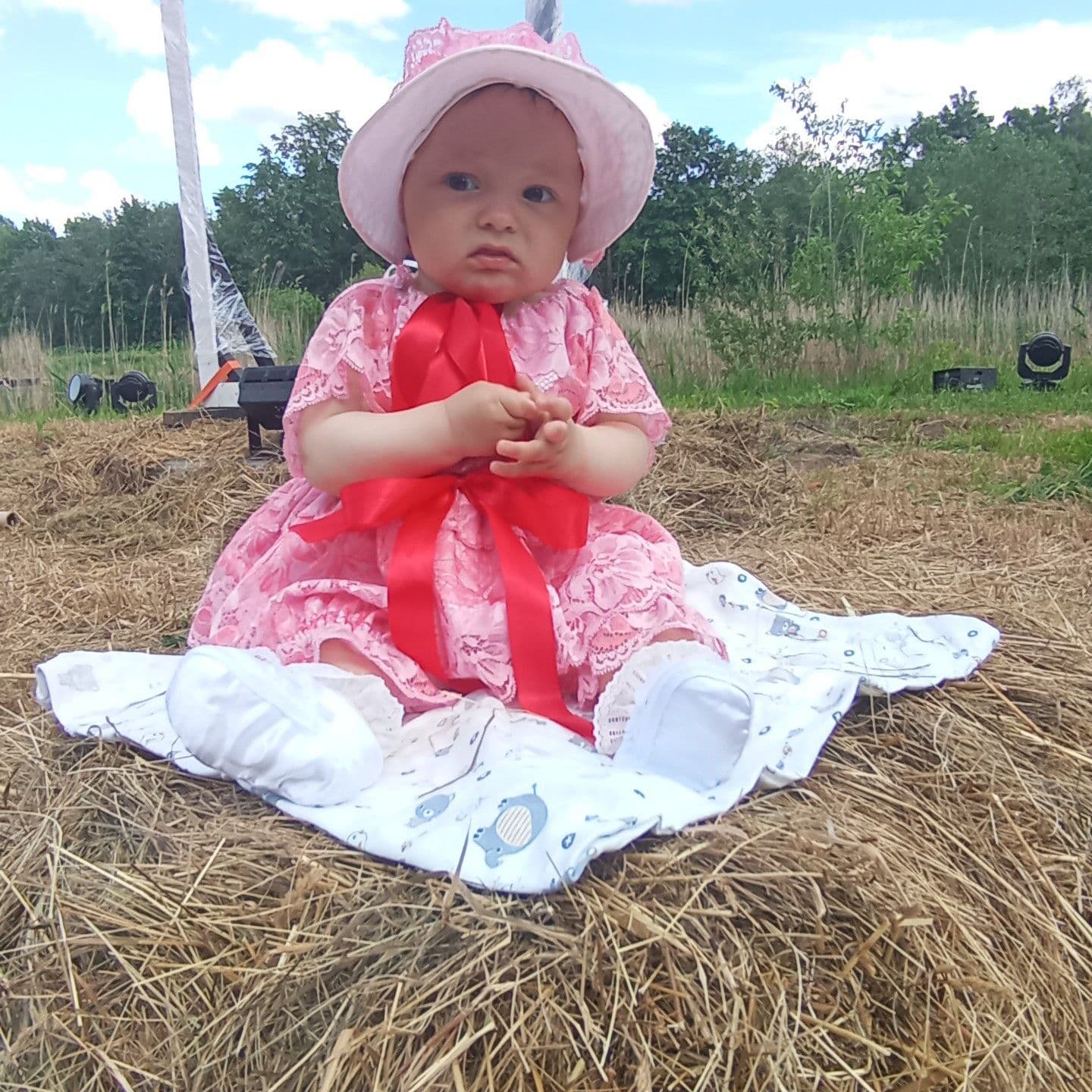 ✨сегодня опять ходили гулять в парк, мама постаралась и за ночь сшила костюм тройку, штанишки, платье и кокошник времен 19 века в стиле романтизм😇