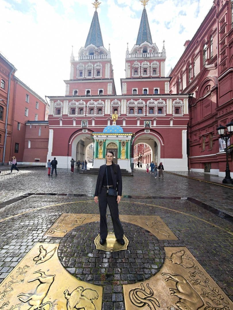 Побывали в Москве по пути до родного Конаково ❤️
Москва невероятно преобразилась, не была 16 лет!
За 1 день прошли по Красной площади (3 раза🤣 погрешности логистики и забытые зонты в камере хранения тому виной) , обошли все окрестности Кремля, заглянули в парк "Зарядье ", любовались панорамой Москвы реки на Парящем мосту, переждали дождь в библиотеке Ленина (дальше буфета с детьми не пускают 🤫), прогулялись по историческому центру, зашли в музей Пушкина ( Бориса поразило обителие "дядей без трусиков", посмеялись от души🤭),  напоследок заглянули в Храм Христа Спасителя. Наш бедный дедушка не чувствовал ног уже к середине прогулки, но переносил все тяготы гуляний достойно 😁