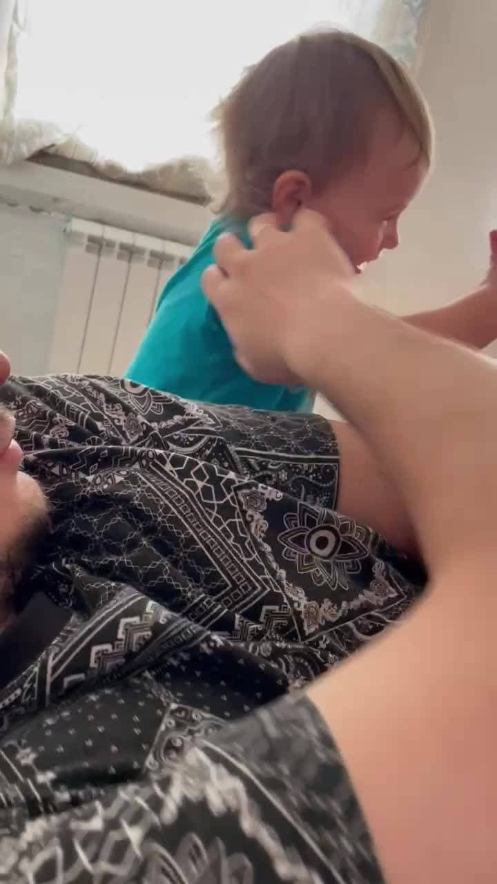 Игры с папой они такие 😂😂😂
#дети #семья #папасдочей #игры #веселье
