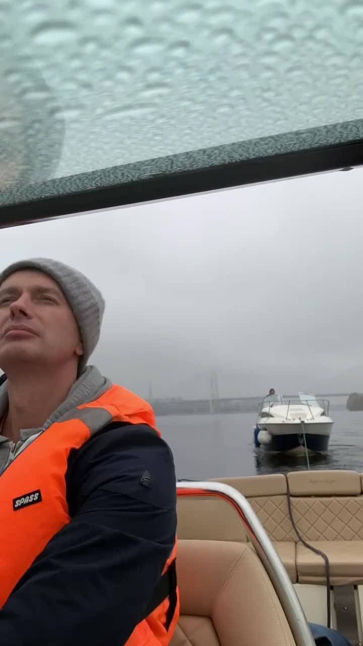 Отбуксировал Рыжего.)