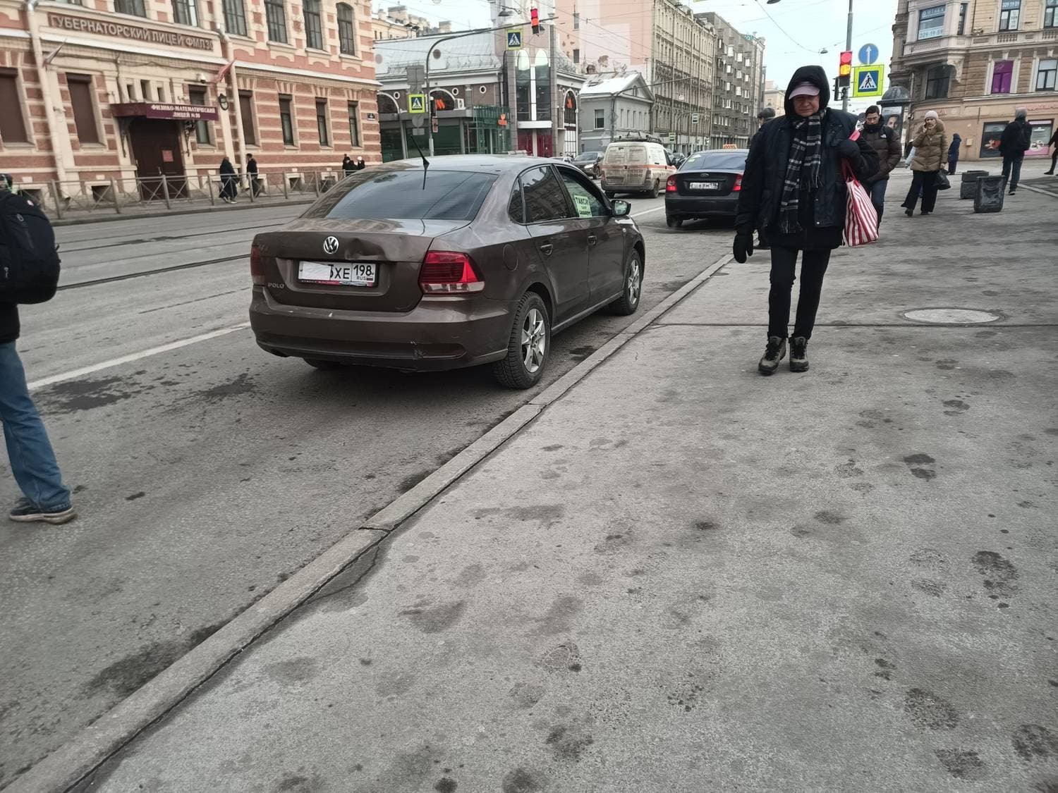Реализм в СПб у метро Василеостровская. они предполагали что будут платить.