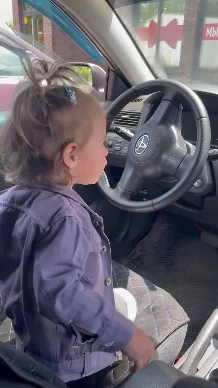 Алиса изучает машину 🤭