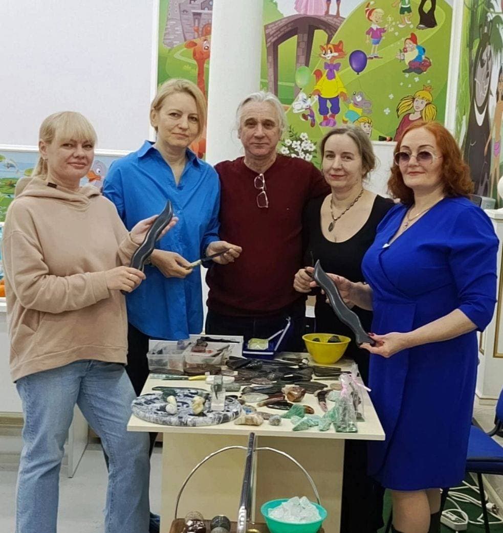 На днях была на встрече :-знакомство с Литотерапией,  которую проводил https://vk.com/todor_todorov.
Лито -камень, терапия - лечение. 
Очень мне хотелось посмотреть, что это такое, учитывая нашу с Михаилом Айтрейя https://vk.com/arh__m работу с камнями и тому объёму информации которым мы владеем, было интересно посмотреть как работают другие помогающие практики . 
Оказалось, что нет метода и каждый практик работает по своему. 
Суть самой техники это массаж расслабляющий тело и применение камней для выравнивания энерго структуры человека. 
Камни предварительно держат в воде + 40 градусов и потом ими проводится лёгкий массаж, подбирая камень, который человек сможет почувствовать, пробивающий его на несколько мм в глубь. Камни подбираются методом научного "тыка", то есть, при первом знакомстве литотерапевт просто пробует весь арсенал инструментов, чтобы понять, на что реагирует тело пациента. 
Для полного курса, чтобы ощутить изменения требуется:- от 3х до 5 сеансов у здорового человека и 10 у больного. 
У литотерапевта  https://vk.com/todor_todorov на встрече, были представлены инструменты из шунгита, нефрита, рубина, граната, яшмы, флюорита, амазонита, остальное я просто ,возможно, пропустила. 
Тема очень интересная для меня, потому как камни для меня это живые создания, которые очень хотят взаимодействовать с человеком, и я сама это ощущаю, поставленные задачи камень выполняет с преданностью и педантичностью, это я из практики по сбору браслетов вместе с Михаилом Айтрейя https://vk.com/arh__m, который их включает в работу, вижу как может работать камень в полную силу. 
Я смотрела в интернете курсы по литетерапии и у всех мастеров совершенно разная подача материала, практических курсов нет, только онлайн. 
Тодор предлагает практики, то есть можно придти и реально потренироваться и посмотреть как это работает на конкретном человеке. 
Встреча была очень живой и интересной, каждый из участников определил какой камень больше всего "пробивает" его тело. Были и не рабочие камни, как объяснял литотерапевт, что камни не работают именно с вами. А ещё был интересный феномен, что в разных руках, один и тот же камень испытуемый ощущал по-разному, то есть с одним человеком он его не чувствовал, а с другим, камень начинал вибрировать. 
Впечатлений была масса)) 
Учитывая ту базу практических знаний , которой владеем мы и ту основу, которую даёт литотерапия, можно затеять нечто совершенно новое в сфере литотерапии, по своей эффективности и пользе для физического здоровья человека и его психо- эмоционального выравнивания! 
Вот чем я последние несколько дней занята 😁. 
Камни это моя страстная любовь и это у нас с ними взаимно. ))