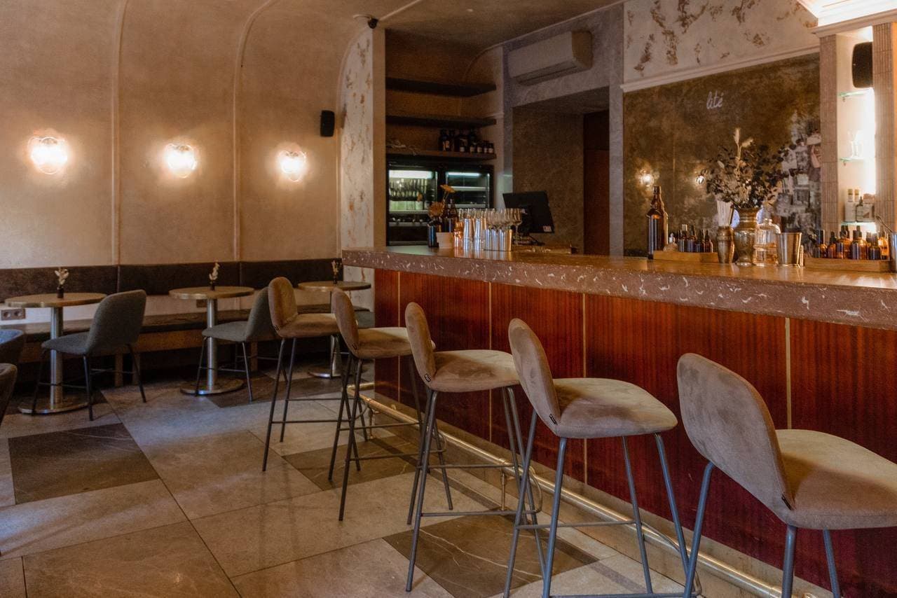 Команда Imbibe Crew (Faro, Imbibe, Harvey) открыла на Петроградке бар Midl. Авторы проекта — Дмитрий Михеев, Михаил Падисов и Игорь Каспаров — добавляют в атмосферу классического бара рок-н-ролл и поп-хиты 80-х, 90-х и 00-х.

Шеф-бармен Лионел Рабеаривелу миксует твисты на классику, а названия напитков отсылают к известным песням. В меню есть Livin’ La Vida Loca (твист на Dirty Martini), Dancing Quince — вариация на Hugo и Shape Of My Heart — новое прочтение Clover Club.

Кухню запустил шеф-повар Александр Галуза. Начать можно с ливанской мухаммары и хрустящих оливок с цитрусовым айоли, а на горячее взять говяжью щеку с тыквенным кремом или стейк из форели.

Ординарная ул, 4

@sysoevfmspb