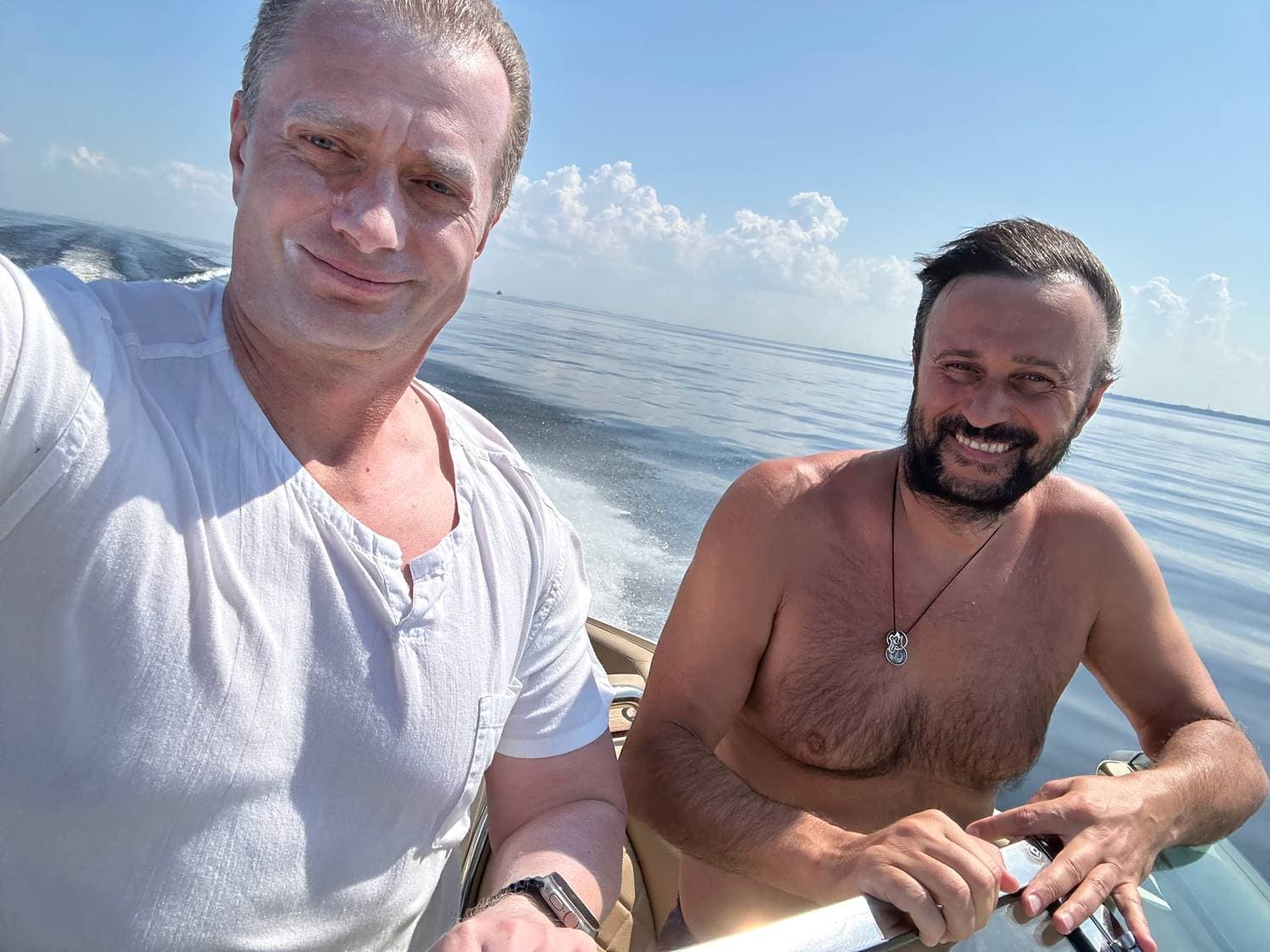 К музею на сапах приплыли.)