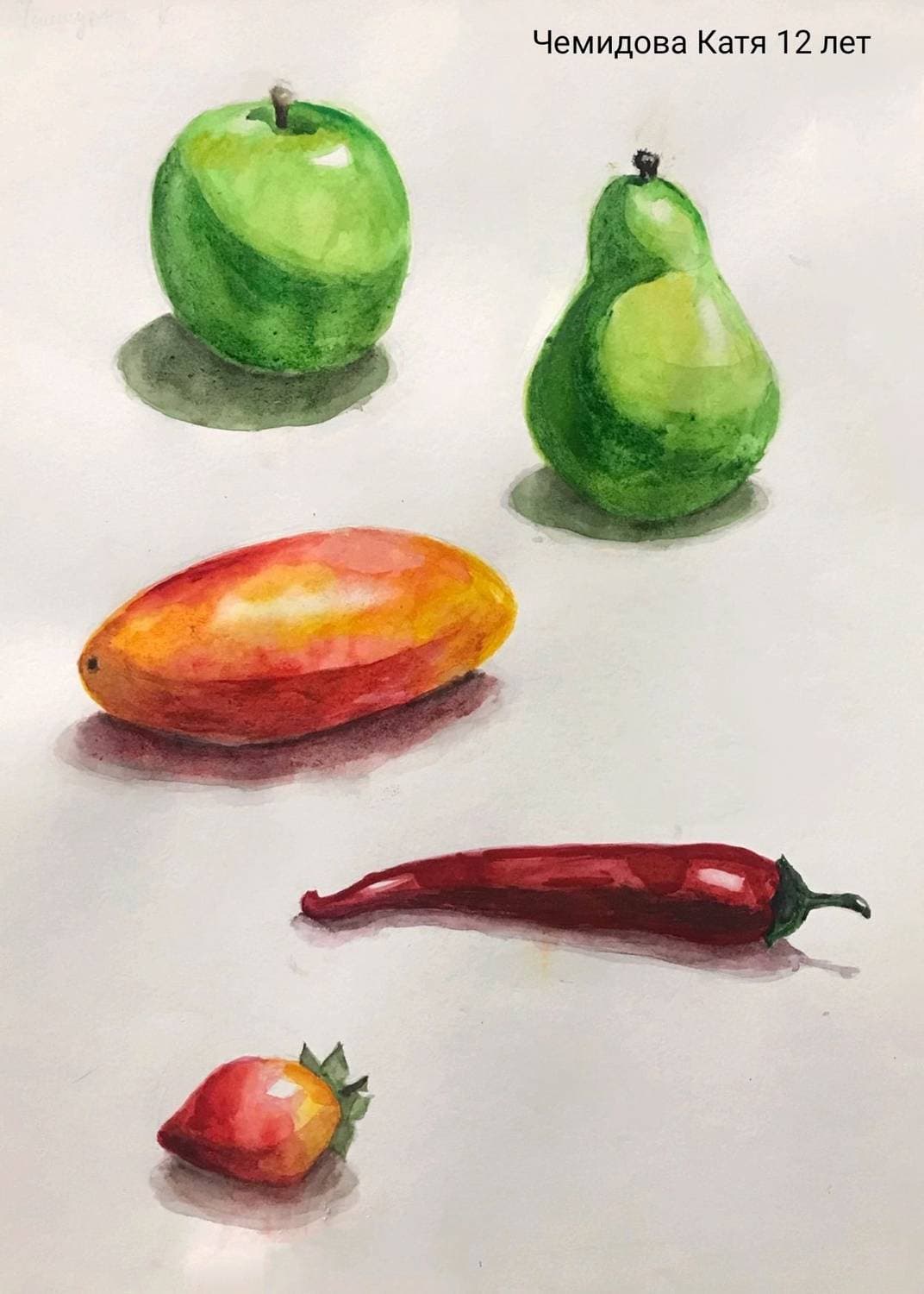 #живопись_artshkolaspb

Подготовила пособие к одному из упражнений нашей программы, которое практикуют ребята в группах 7+, 11+ и 14+. 

Упражнение простое, но очень полезное. Перед ним по порядку идёт такое же, но в исполнении карандашом. После того как с тоном разобрались, можно переходить к цвету.

Упражнение делится на три уровня сложности. В пособии самый простой вариант - это баклажан. Требуется определить блик, локальный цвет предмета, положение собственной тени на предмете и показать серую падающую тень. 

Чуть сложнее вариант с зелёным яблоком. Здесь уже ко всему вышеперечисленному нужно постараться передать различные цветовые оттенки предмета (передать цветовой нюанс) и падающей тени.

И третий уровень сложности - это желто-красные яблоко с грушей. Помимо переливов цвета, добавляются ещё рефлексы и усиление тона в начале собственной тени.

Начало работы для всех трёх вариантов - это заливка всего предмета слабым тоном зоны света с сохранением бликов, обозначением падающей тени. В пособии - это красное яблоко. На этом этапе уже можно определить, с каким уровнем сложности упражнения справится ученик. Если без проблем получилось быстро подобрать нужные тона и оттенки - стремимся к самому сложному варианту. Если же ученику тяжело дается начальный этап - остаемся на втором или первом уровне. 

Данное упражнение помогает освоить самые первые шаги в формообразовании предметов. Запомнить, что вне зависимости от того видно или не видно в натуре, а тени все таки есть!😁 И их нужно показать обязательно, иначе не получится передать объем! Прочувствовать пластические свойства акварели: ее текучесть и прозрачность, без отвлечения внимания на плавные переходы. Потренировать глаз и мозг различать градации тонов. И конечно же поломать голову над тем, как же уложить тень на предмет, что бы подчеркнуть его конструкцию (это задание здорово развивает пространственное и логическое мышление)🧐

На первом фото представлено мое пособие.
Дальше идут рисунки учеников различного возраста, выполненные на занятиях с преподавателями Ксенией Олеговной Танковой, Жанной Александровной Флерко и Валерией Ивановной Цыплаковой.
 
#живопись #академическаяживопись  #рисование #картина #какнарисовать #акварель #акварельдляначинающих #урокиакварели