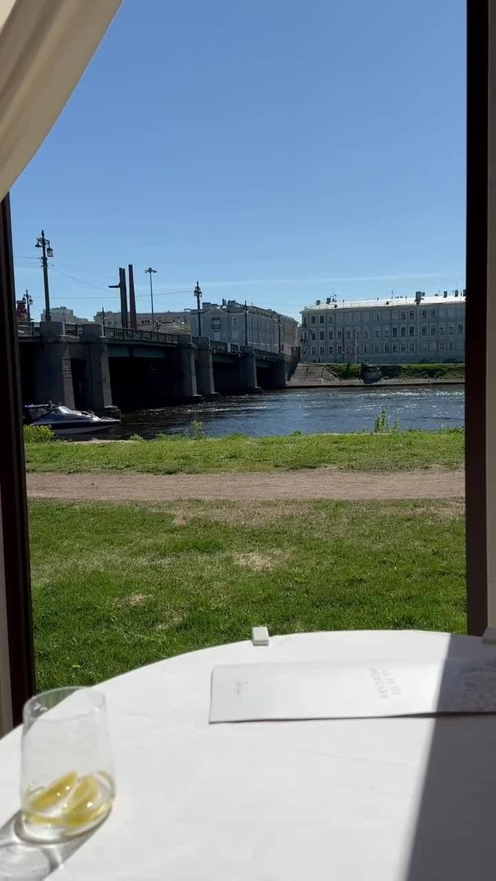 Терраса в ЛуЛу открыта.)