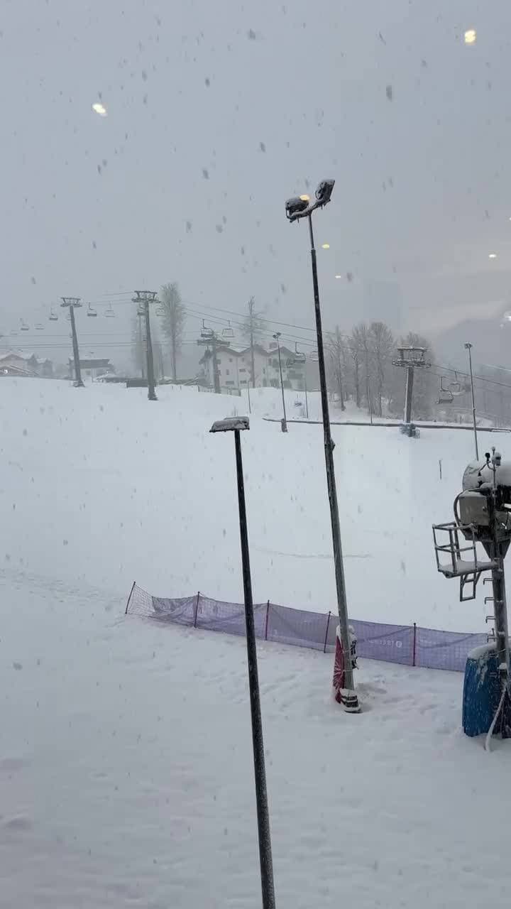 У нас снежит сегодня и +1 градус ❄️