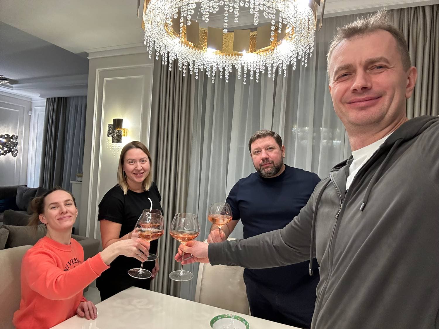 У Ильи на планерке.)
