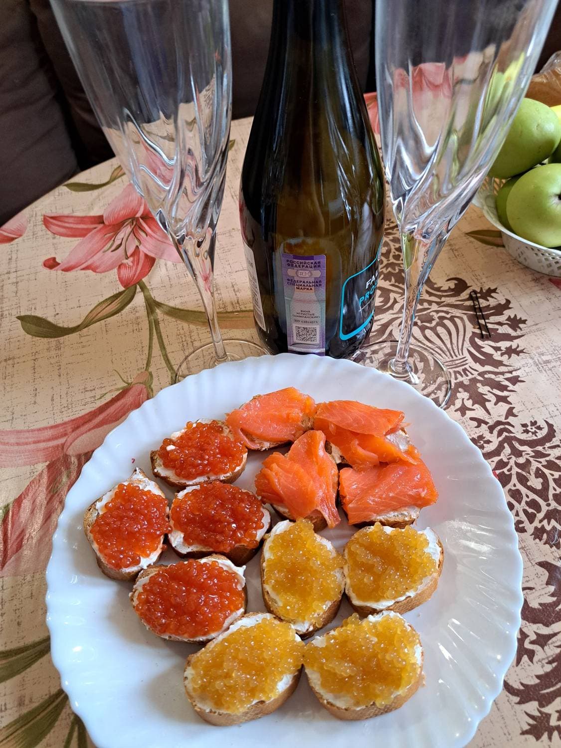 С праздником дорогие девочки, девушки, женщины!🥳 Пусть блеск в ваших глазах никогда не гаснет, а мужчины носят вас на руках не только 8-го марта😁