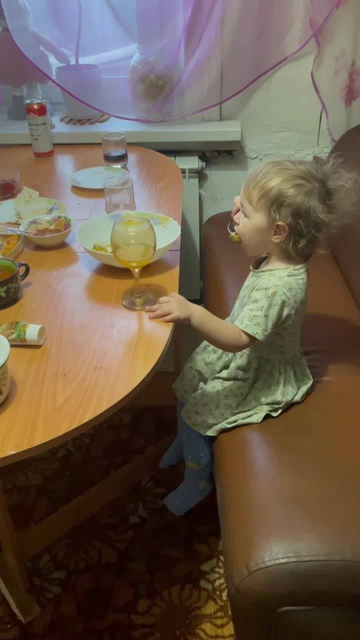 Утро после тусовки со взрослыми 😂😄

Отмечали вчера новоселье 🥳 посидели конечно хорошо, кто-то даже засиделся до утра 😂 

П.С. Алиса пьет сок 🍊
#семья #дети #утро #новоселье #тусовка #дом #посиделки #друзья #похмелье
