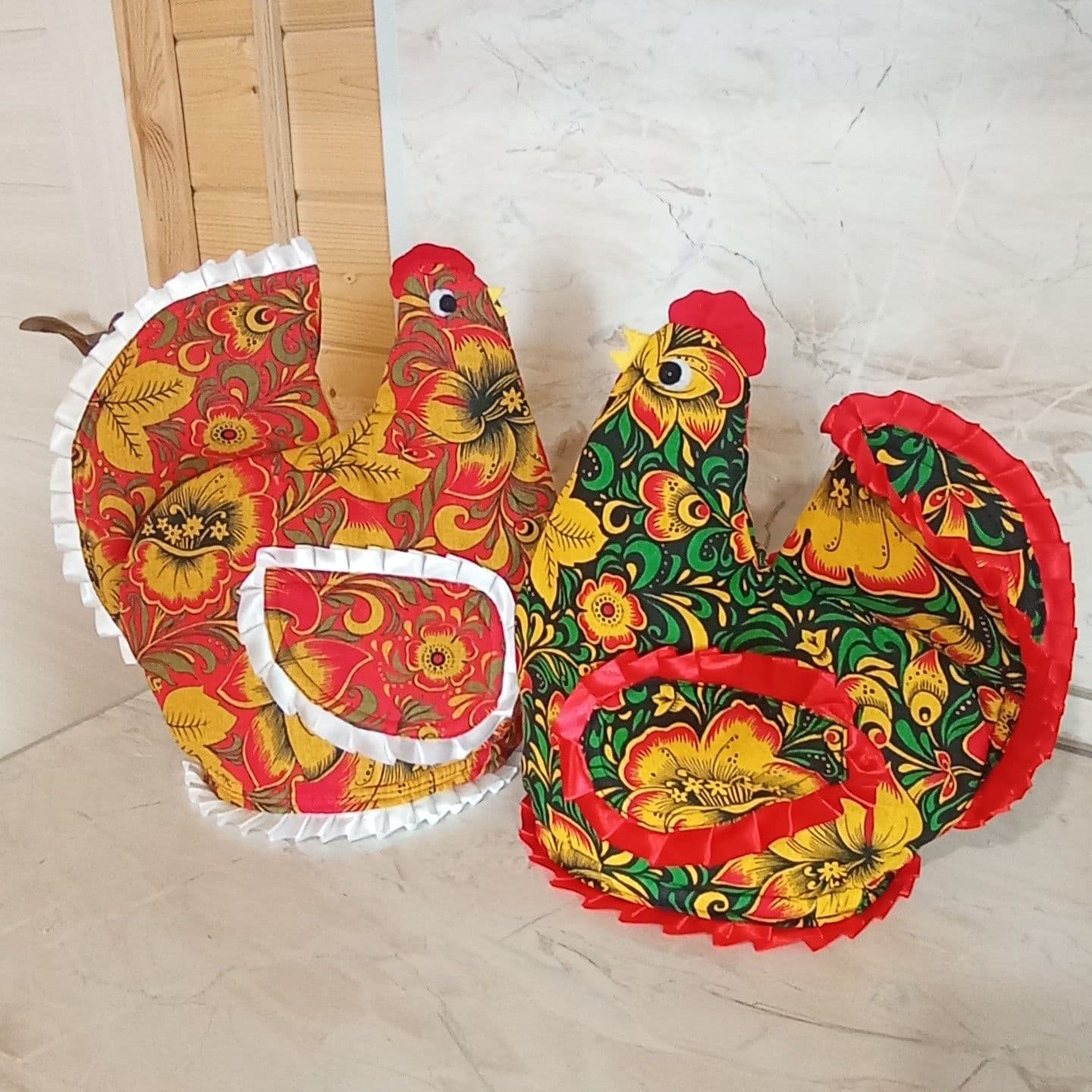 ✨за пару вечеров родилась ещё одна курочка - грелочка на заварочный чайник, маме в подарок 🎁💞
✨Если кому-то тоже хочется такую помощницу на кухне, пишите, помогу обзавестись 😇😉💞