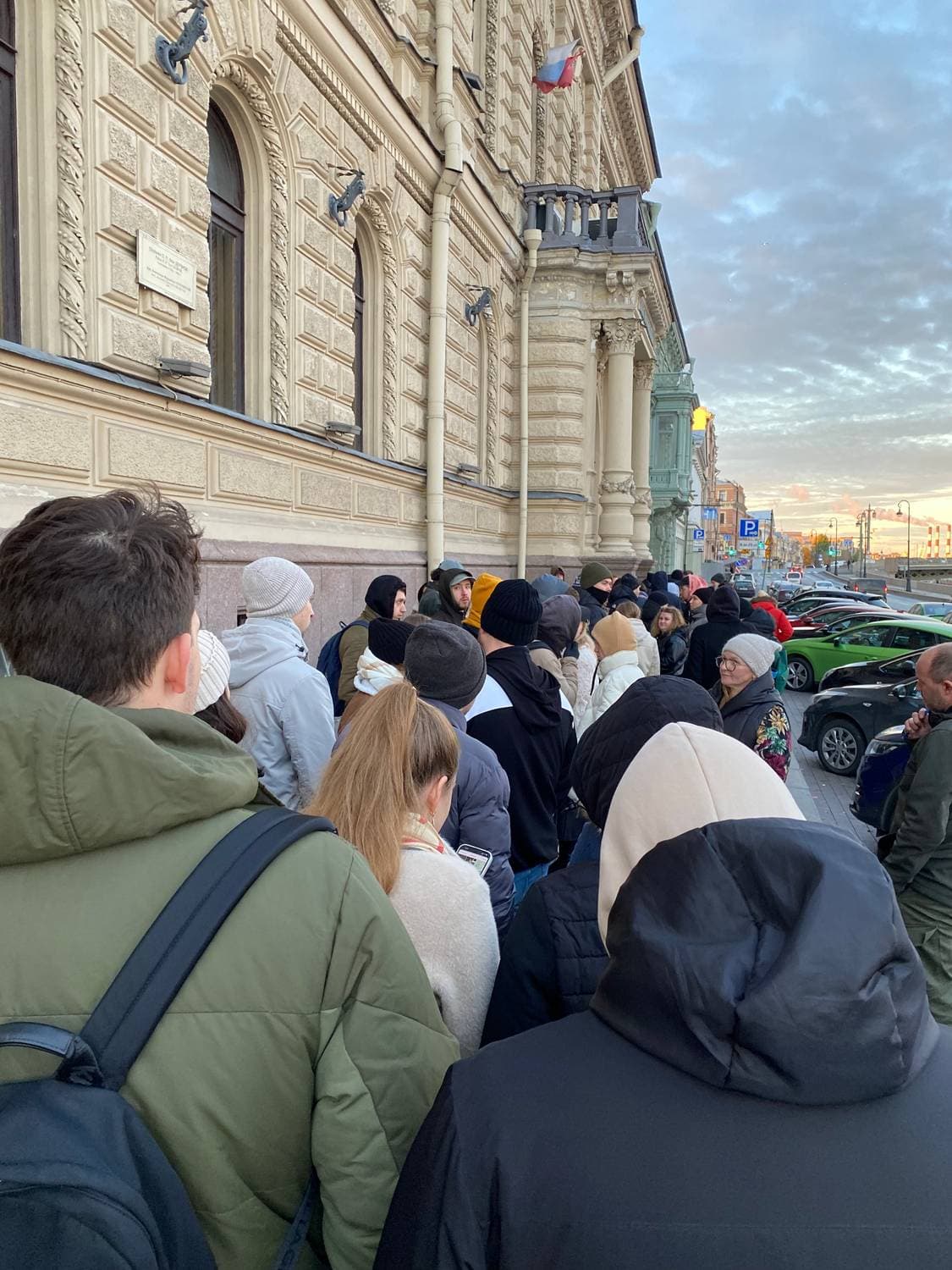 С 7 утра в очереди в самый красивый загс ☺️ мы были 45ые, взяли и дату и время нужное 🔥 на часах 13:14, едем домой