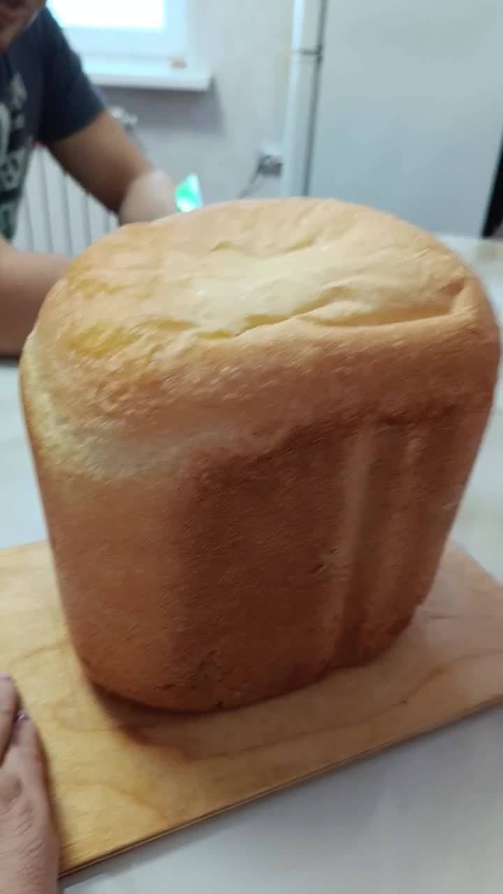 Купила новую хлебопечку, первая булка хлеба 🍞🍞🍞
А следующая была с изюмом, потом с вялеными томатами и кунжутом, а сегодня будет с морковью.