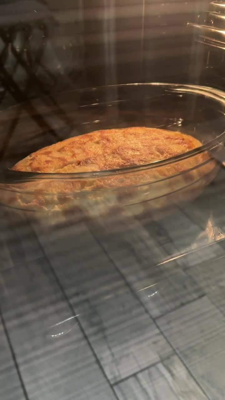 Мы испекли арабский пирог. Обязанности поделили пополам, я пелка, Макс ел 🥧

Он творожный. По текстуре чем-то похож на бисквит. Вкусно😋