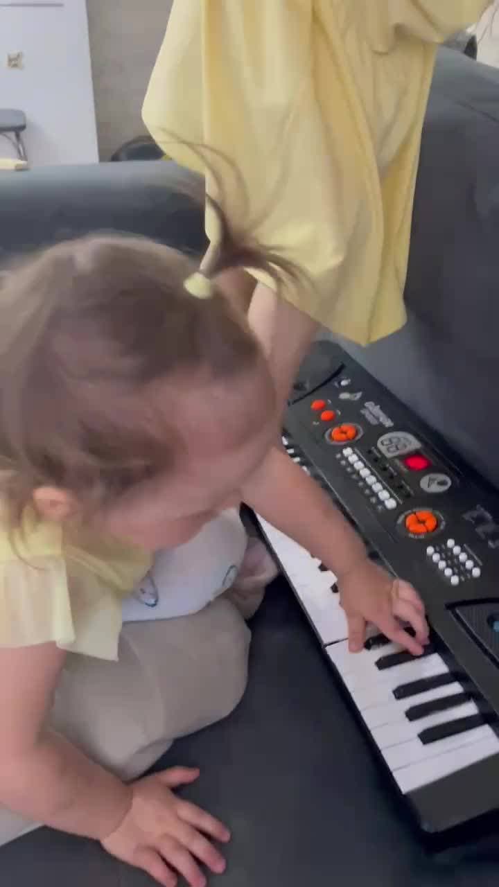 А мы тут музыкальнаю группу собираем 😂😂😂

#семья #дети #друзья #игры #музыка #доча