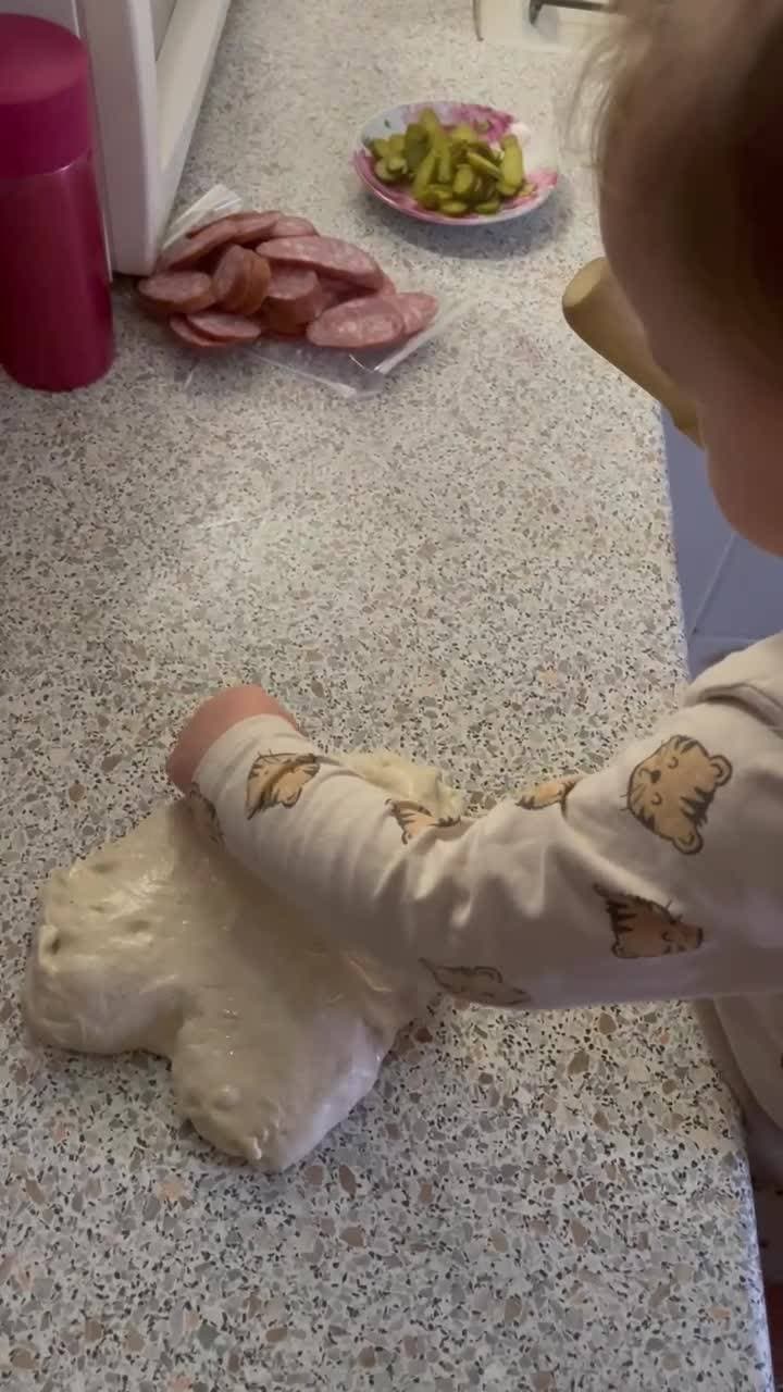 В нашей семье все любят пиццу 😋особенное если это домашняя 😍
Мой поваренок конечно же помогает, куда без нее 😄
Будем завтракать кашей с пиццей 😜


#доброеутро #завтрак #пицца #семья #доча #готовим