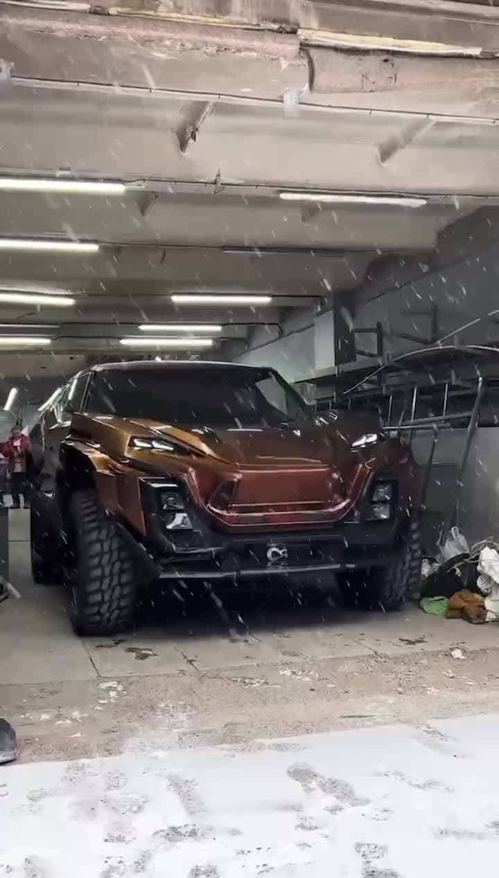 Российский 🇷🇺 внедорожник Visuva.

Неудержимый российский внедорожник
Visuva в действии!
 Первые кадры его брутальных возможностей из Красноярска.
 Для управления потребуются права тракториста-машиниста категории D.