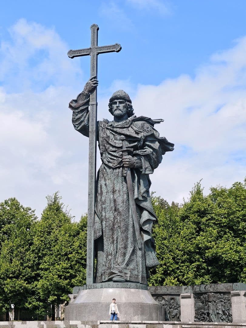 Побывали в Москве по пути до родного Конаково ❤️
Москва невероятно преобразилась, не была 16 лет!
За 1 день прошли по Красной площади (3 раза🤣 погрешности логистики и забытые зонты в камере хранения тому виной) , обошли все окрестности Кремля, заглянули в парк "Зарядье ", любовались панорамой Москвы реки на Парящем мосту, переждали дождь в библиотеке Ленина (дальше буфета с детьми не пускают 🤫), прогулялись по историческому центру, зашли в музей Пушкина ( Бориса поразило обителие "дядей без трусиков", посмеялись от души🤭),  напоследок заглянули в Храм Христа Спасителя. Наш бедный дедушка не чувствовал ног уже к середине прогулки, но переносил все тяготы гуляний достойно 😁