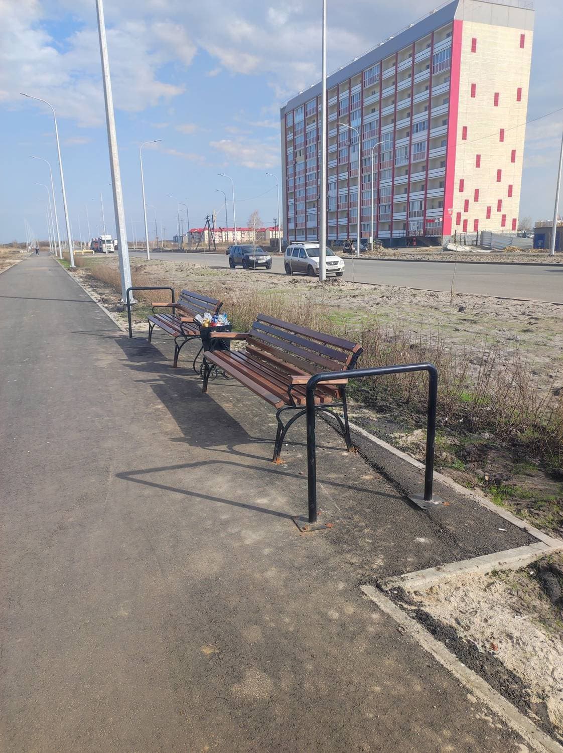 а вот рядом с жилыми домом  лавочки не тронулт