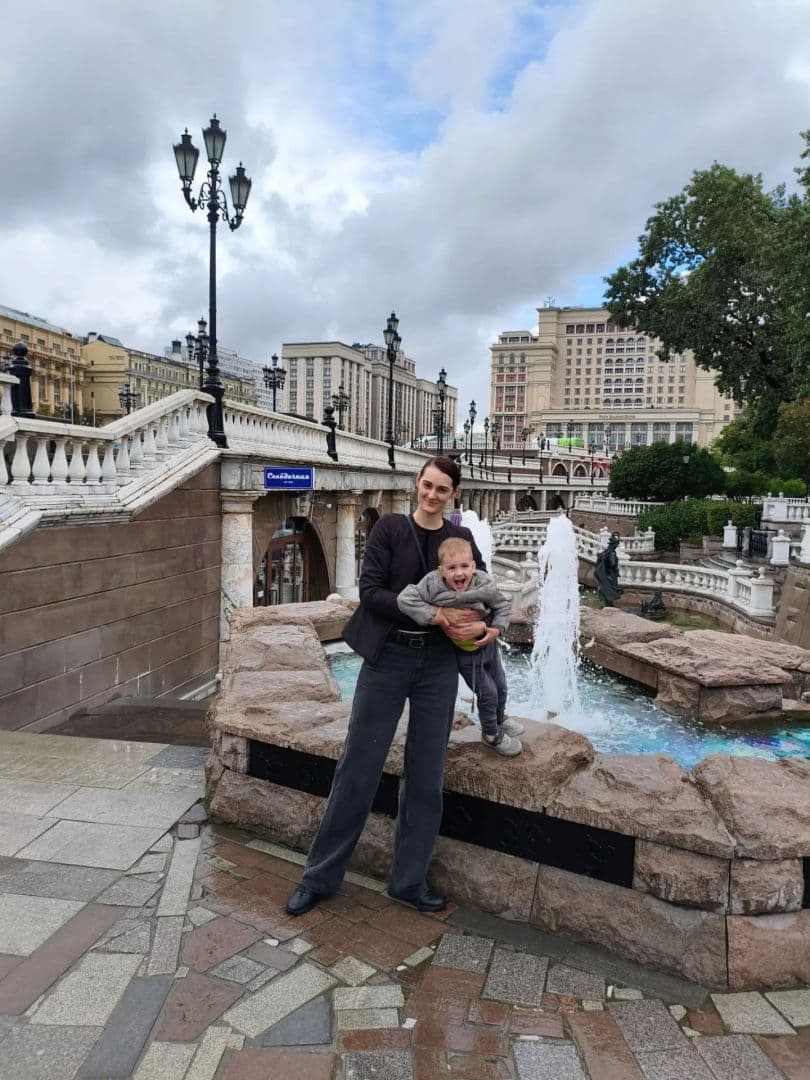 Побывали в Москве по пути до родного Конаково ❤️
Москва невероятно преобразилась, не была 16 лет!
За 1 день прошли по Красной площади (3 раза🤣 погрешности логистики и забытые зонты в камере хранения тому виной) , обошли все окрестности Кремля, заглянули в парк "Зарядье ", любовались панорамой Москвы реки на Парящем мосту, переждали дождь в библиотеке Ленина (дальше буфета с детьми не пускают 🤫), прогулялись по историческому центру, зашли в музей Пушкина ( Бориса поразило обителие "дядей без трусиков", посмеялись от души🤭),  напоследок заглянули в Храм Христа Спасителя. Наш бедный дедушка не чувствовал ног уже к середине прогулки, но переносил все тяготы гуляний достойно 😁