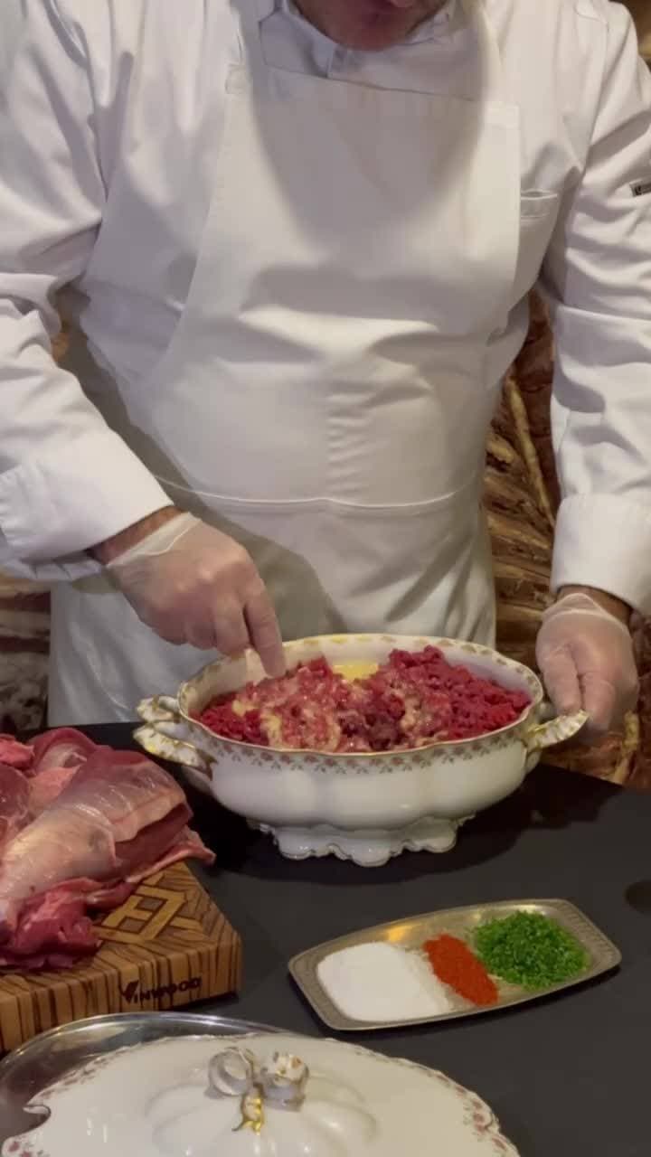 Дмитрий Решетников (Mon Chouchou) на фоне 500-килограммовой тушки готовит тартар в центре Михаила Шемякина, большого друга Высоцкого.

Ярким примером творческого диалога художника и поэта стала тема мясников-рабочих знаменитого парижского рынка из серий литографий Шемякина «Чрево Парижа». Послушав рассказы друга о силачах, таскавших на спинах 4-х килограммовые туши, Высоцкий за одну ночь написал стихотворение «Тушеноши», по праву признанное одним из самых сложных в его наследии.

Встречу организовали для 20 гостей ресторана, которых  после телемоста с Шемякиным провожают в secret-бар с коктейлями, названными в честь героев.

@sysoevfmspb