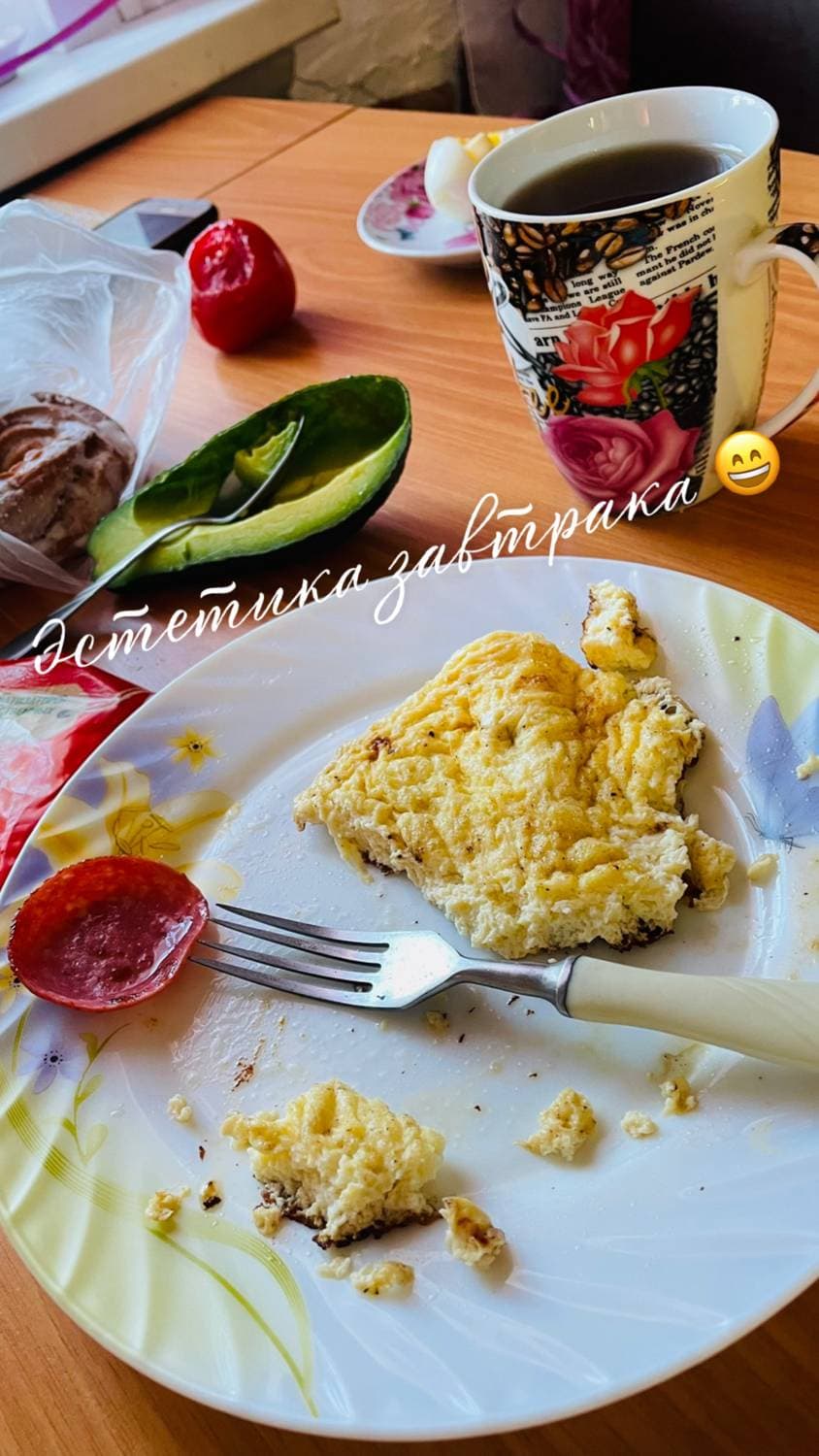 Как спокойно позавтракать дома с ребенком? 
Я не знаю ответа 😆 меня Алиса дергает постоянно, можно конечно быстро покушать в одно время с ней. Но чай я все равно не успеваю пить 😜


#доброеутро #завтрак #семья #дети #доча #омлет #авокадо