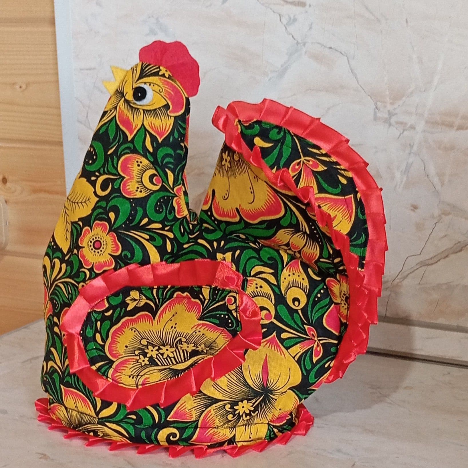 ✨за пару вечеров родилась ещё одна курочка - грелочка на заварочный чайник, маме в подарок 🎁💞
✨Если кому-то тоже хочется такую помощницу на кухне, пишите, помогу обзавестись 😇😉💞