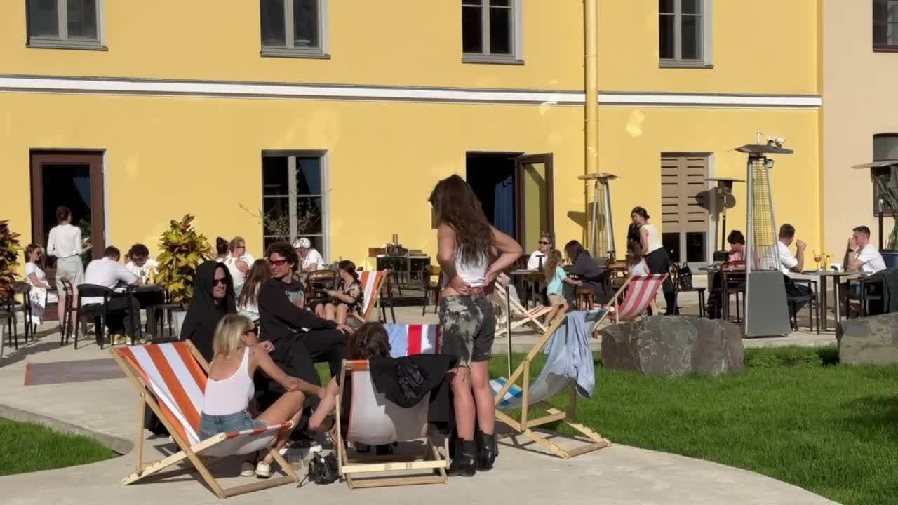 Терраса Jam уверенно занимает позицию в топе просторных летних лаунжей. 

Получить порцию загара или зайти на вечерний коктейль после Мариинки – открывать сезон здесь определенно приятно. 

▶️Римского-Корсакова, 22с3

@sysoevfmspb