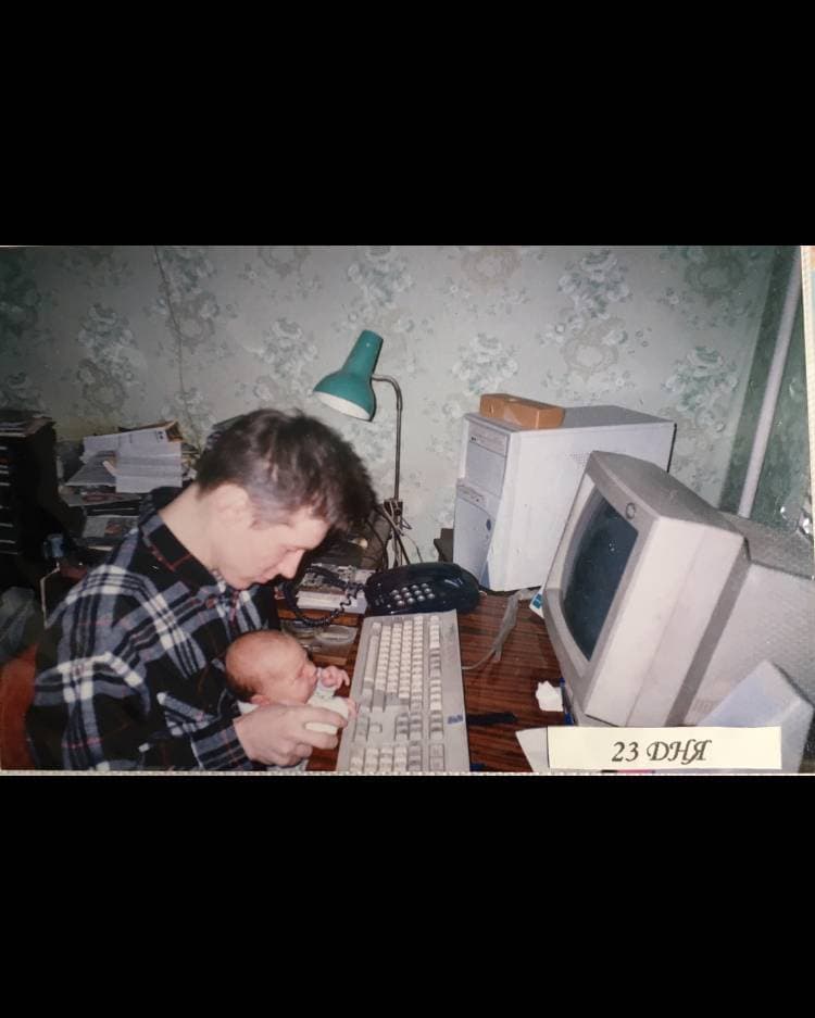 Финальная часть.
К чему всё это? Логично, что нужно двигаться вперёд и пробовать новое в этом мире. Даже если вы не гениальный программист, я верю, что при желании всегда можно найти способ увеличить доход.

Да, придётся быть гибким, подстраиваться и искать новые форматы, подходящие именно вам.

В детстве мы были уверенны что всё возможно и всё получится. Собственно, не вижу причин не следовать этой мысли и сейчас. Настя с этих фотографий была максимально настроена на победы. А Настя, которая есть сейчас реализует это😎

Ну а если вы программист 😅, то у вас сейчас действительно открыты все двери. У меня даже подруга, которая работает архитектором, задумалась о переходе в IT. Она говорит, что задачи останутся прежними — управление людьми, но с бонусами, которые есть в IT-сфере. Единственный минус, на своей работе она может поорать на инженеров, а в айти работают только с улыбкой на лице😂

Кстати, если вам интересно, сеньор-программисты в VK зарабатываюь немного больше чем 400к рублей, плюс у них есть ДМС, покрытие 50% стоимости спортзала и ежедневные суммы на питание в ресторанах, таких как Chang на Восстания. Но, конечно, для этого нужно обладать определёнными знаниями и навыками, что дано не каждому.

Но зато каждому дано упортсво и находчивость, так что пользуемся теми возможностями, которые у нас есть❤️‍🔥