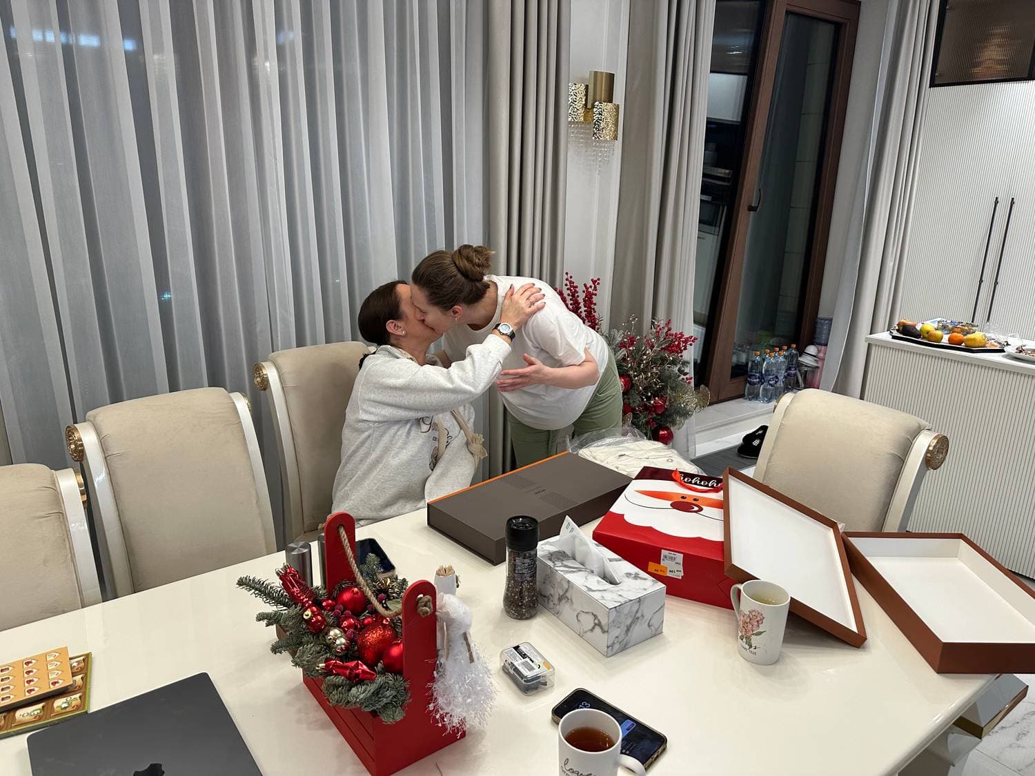Сегодня все в белом.)